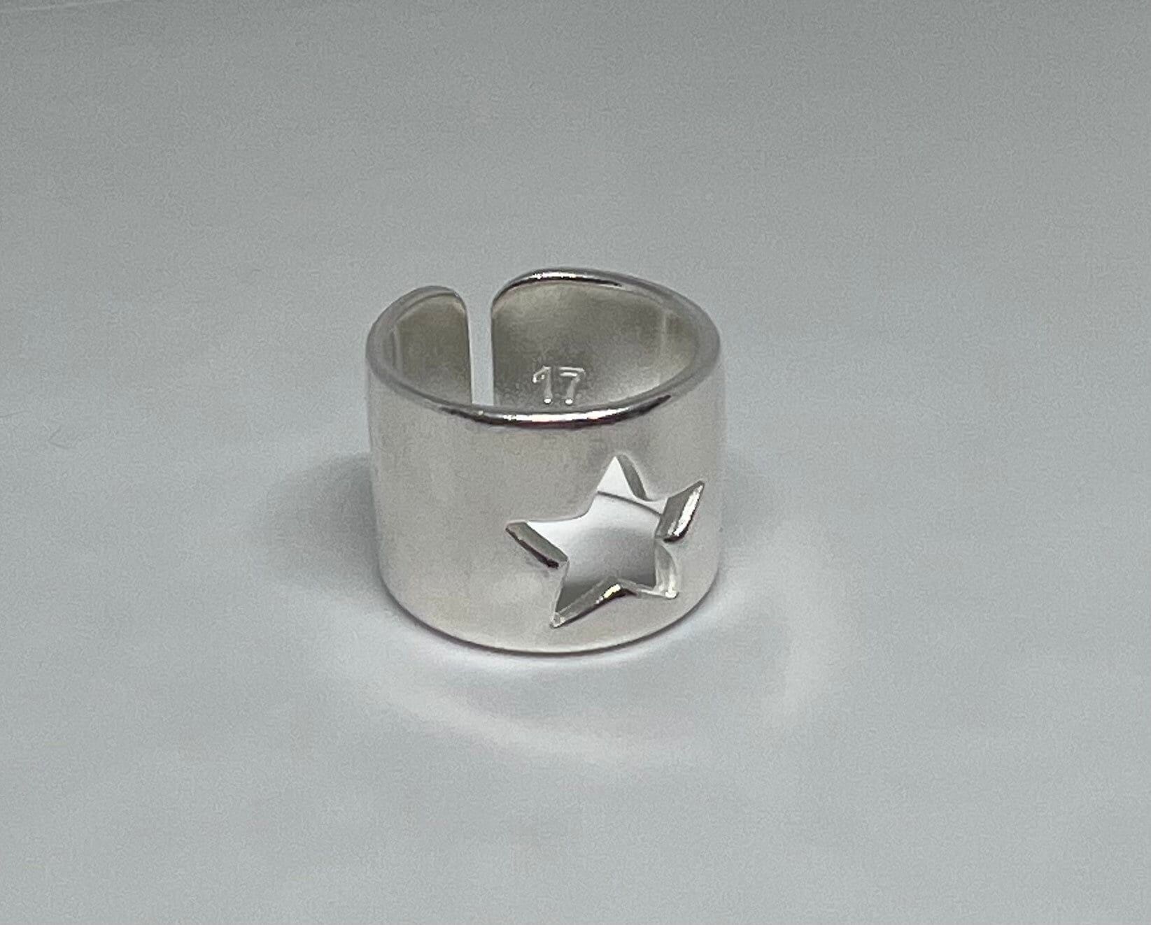 Grande anello a stella cava