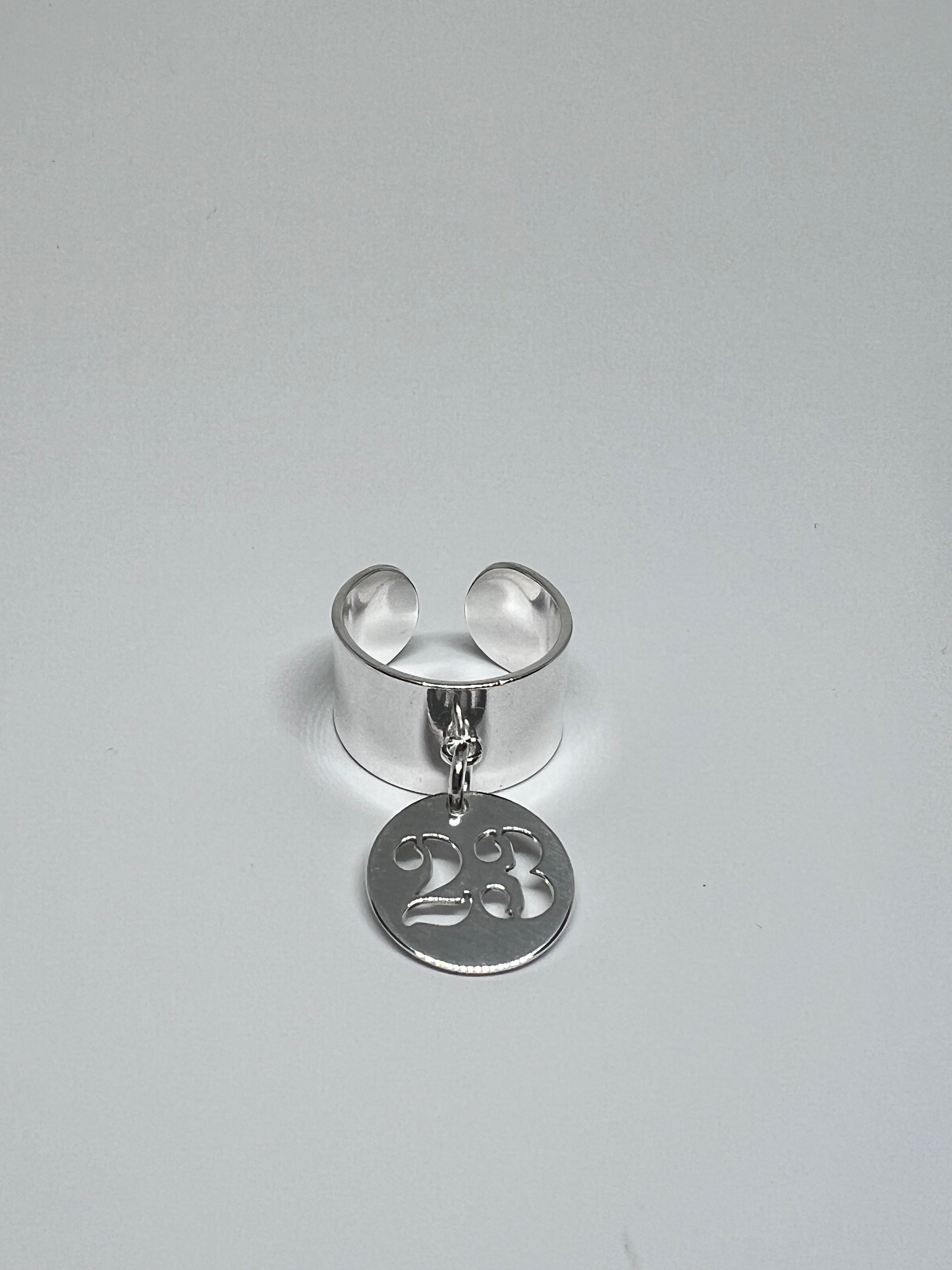 Anello in argento con ciondolo numerico