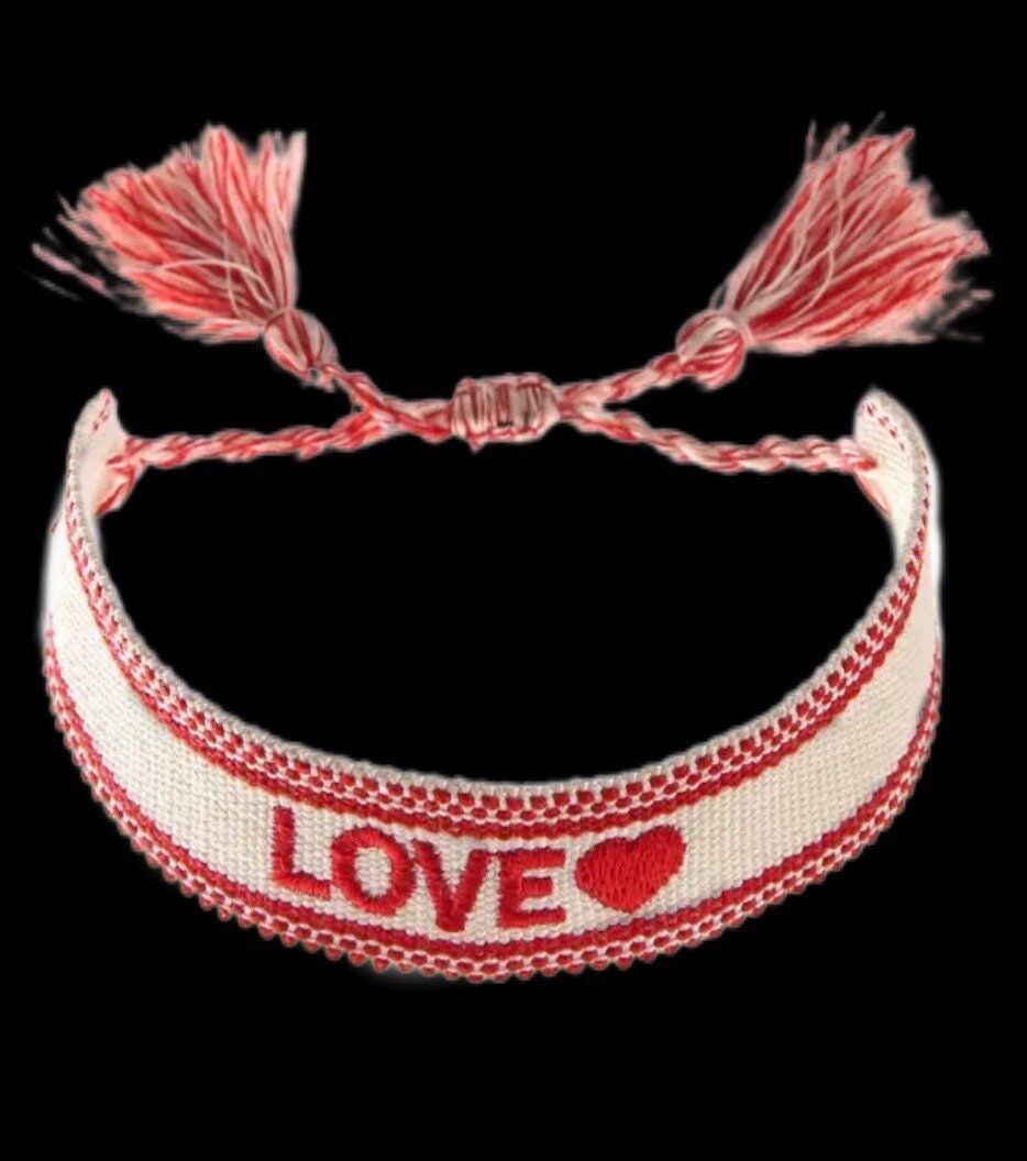 Pulsera bordada con pompones de amor