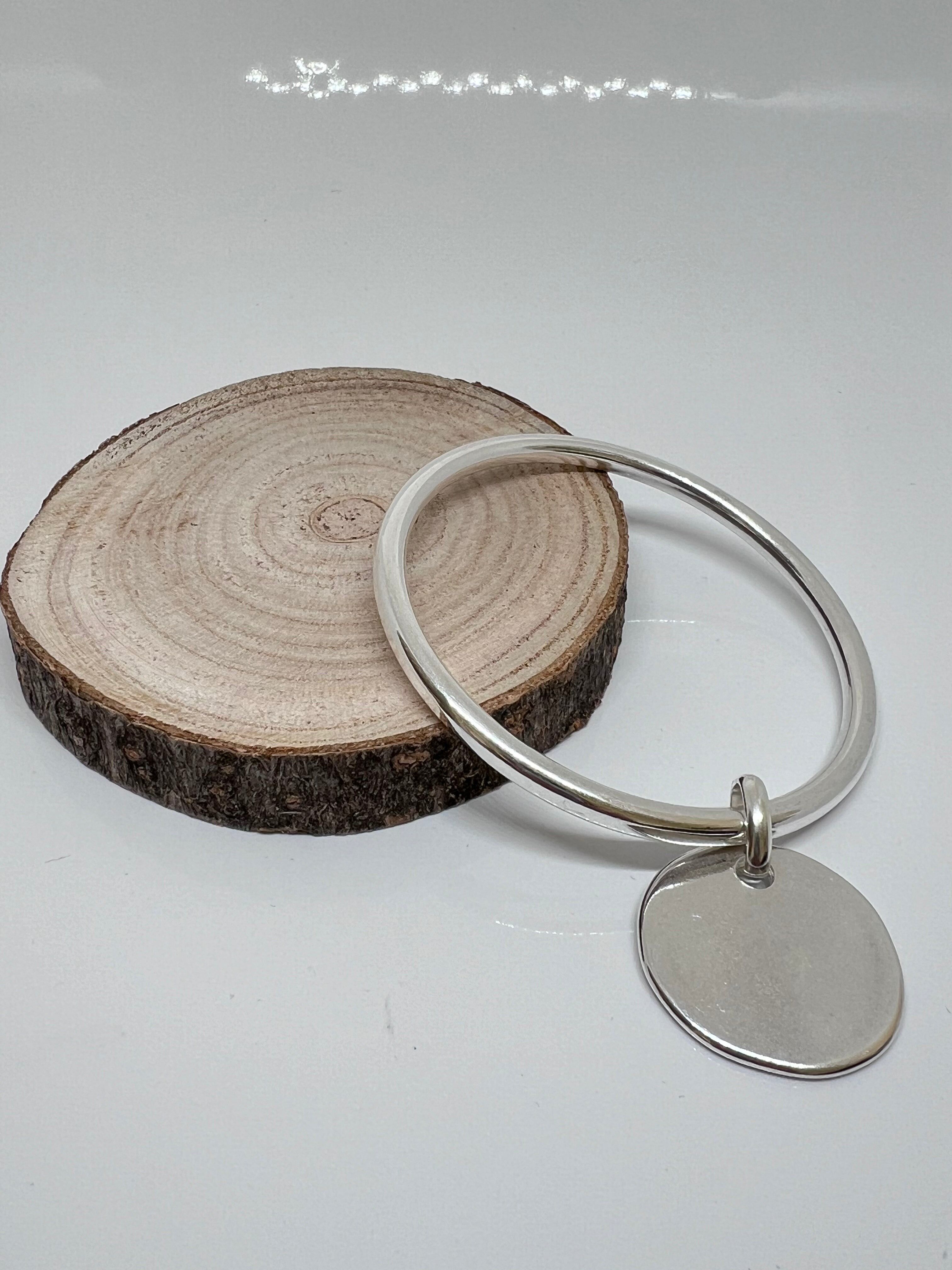 Brazalete de plata con medalla grande