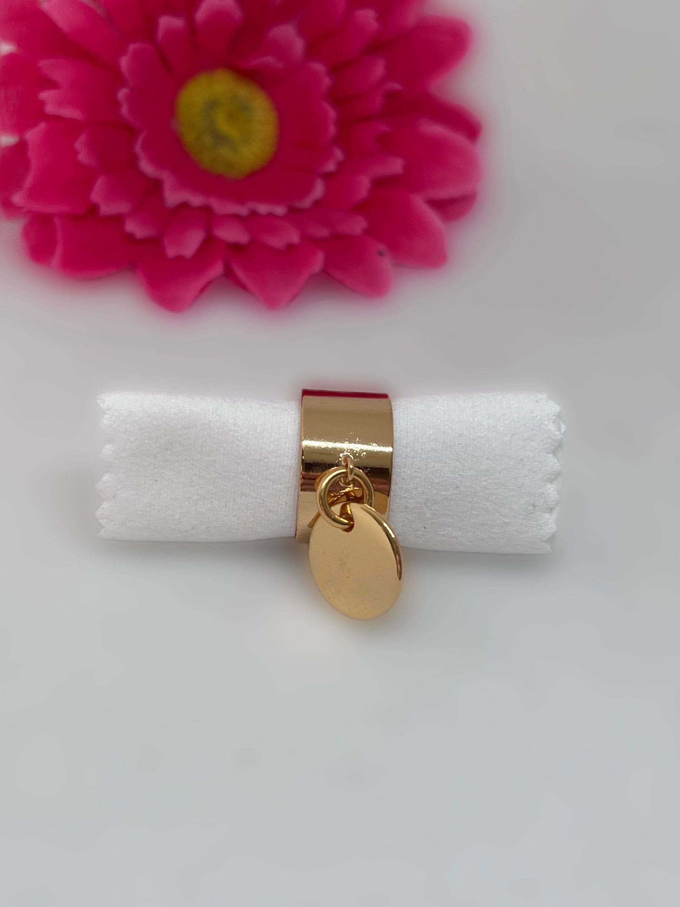 Anello in oro con ciondolo rotondo