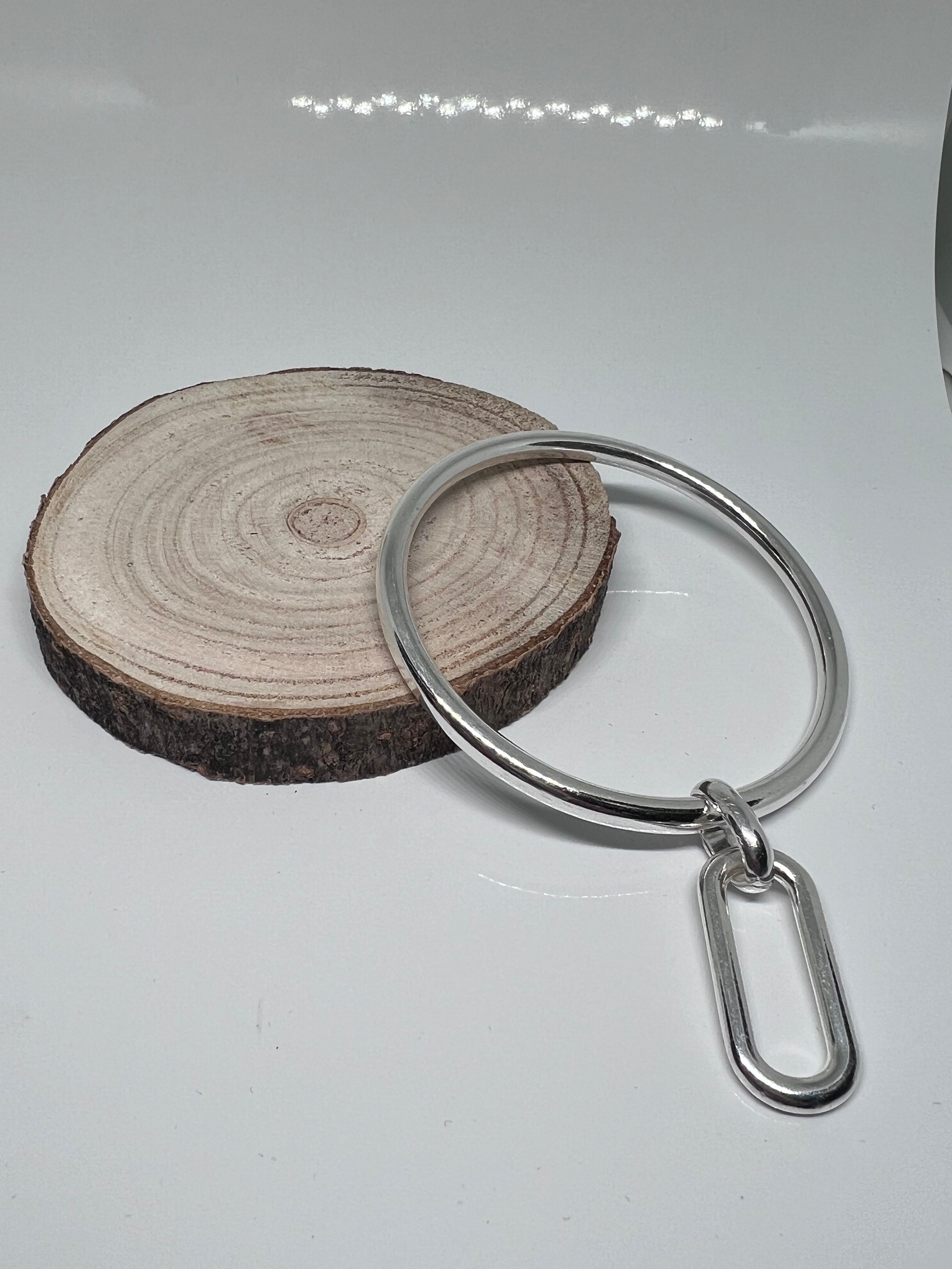 Brazalete con dije ovalado