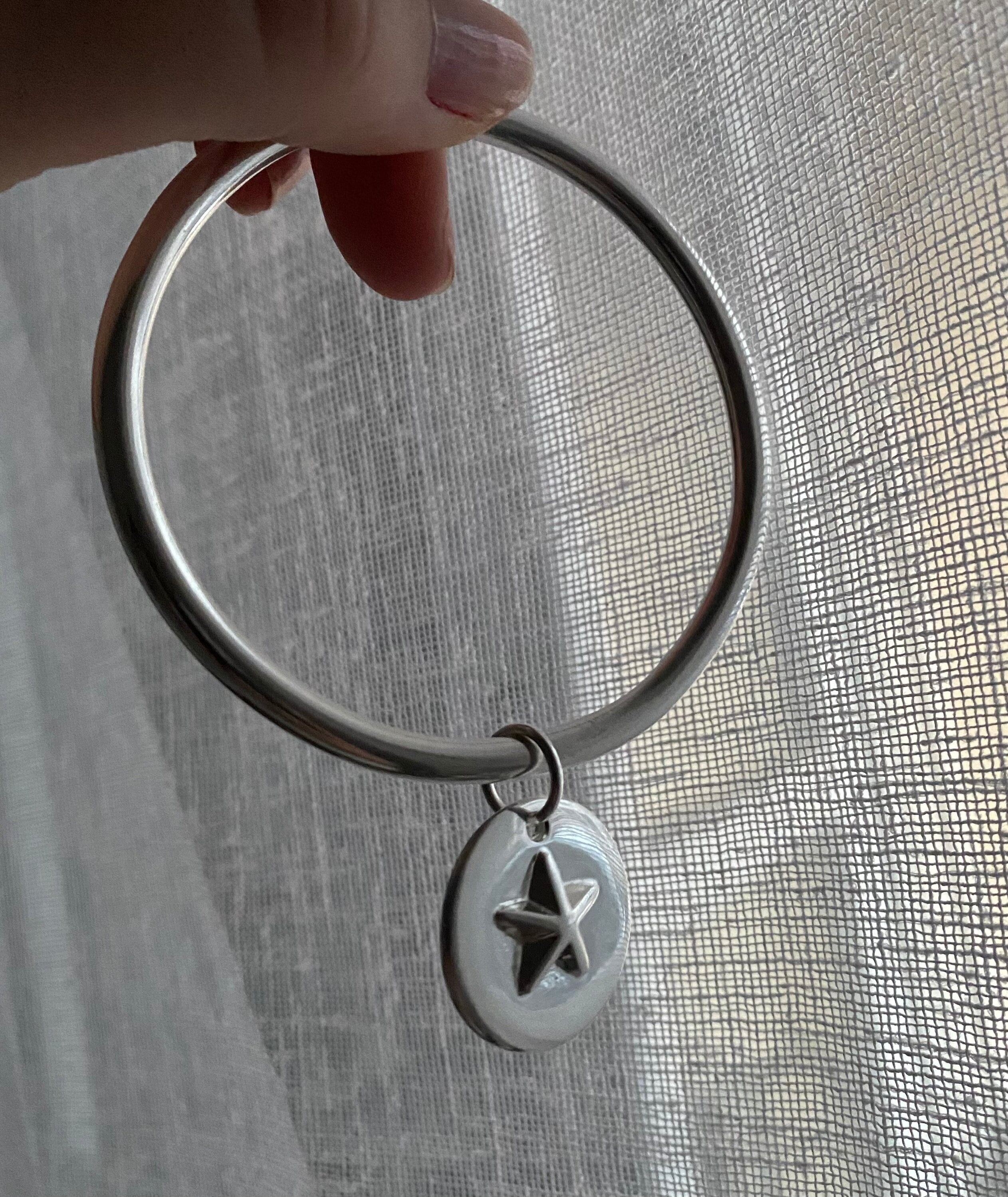 Bracciale con medaglia a forma di stella in rilievo