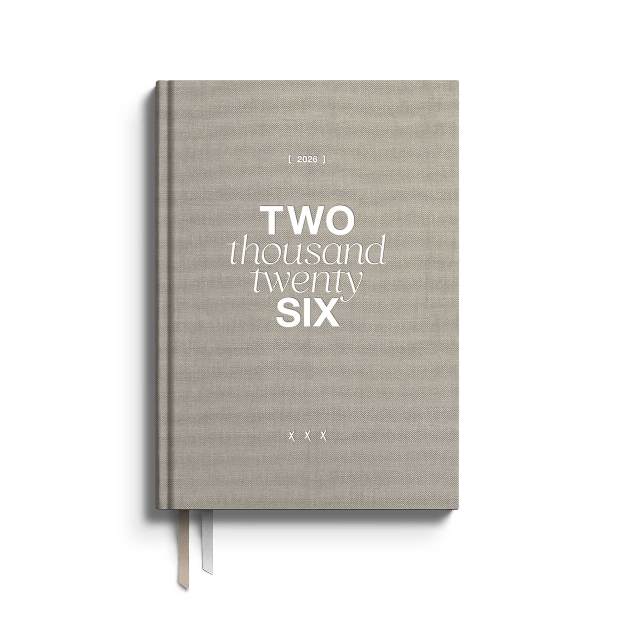 2026 Kalender in A5, Beige mit weißer Prägung „Soft Stone“, FSC Leinen, Baumwollsäckchen