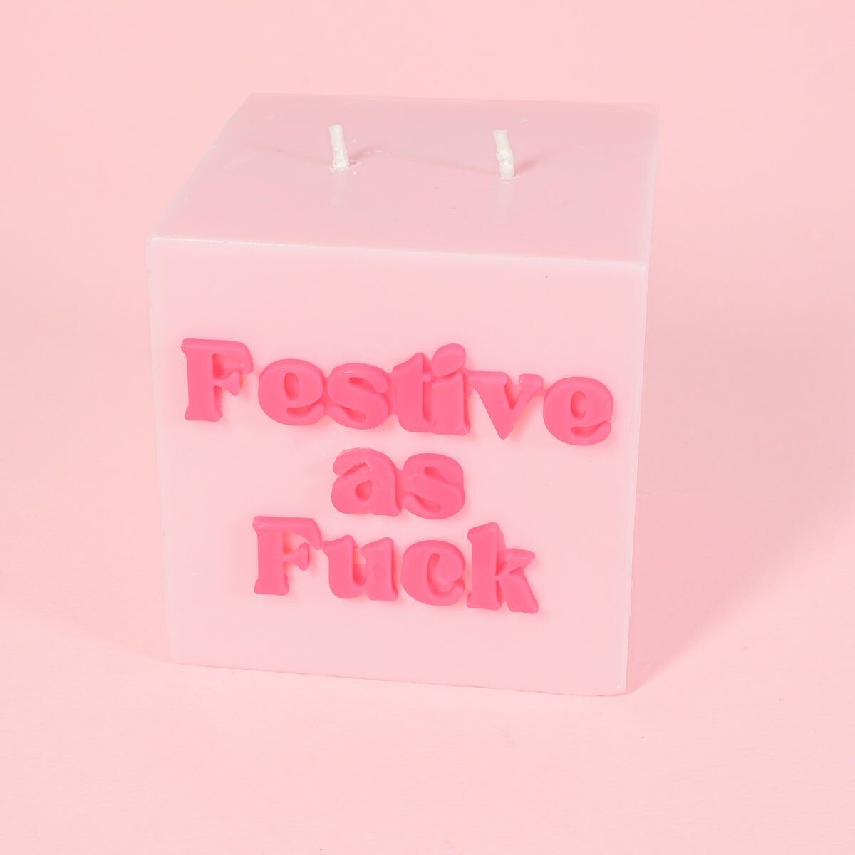 Vela navideña cúbica en color rosa pastel y rojo tan festiva