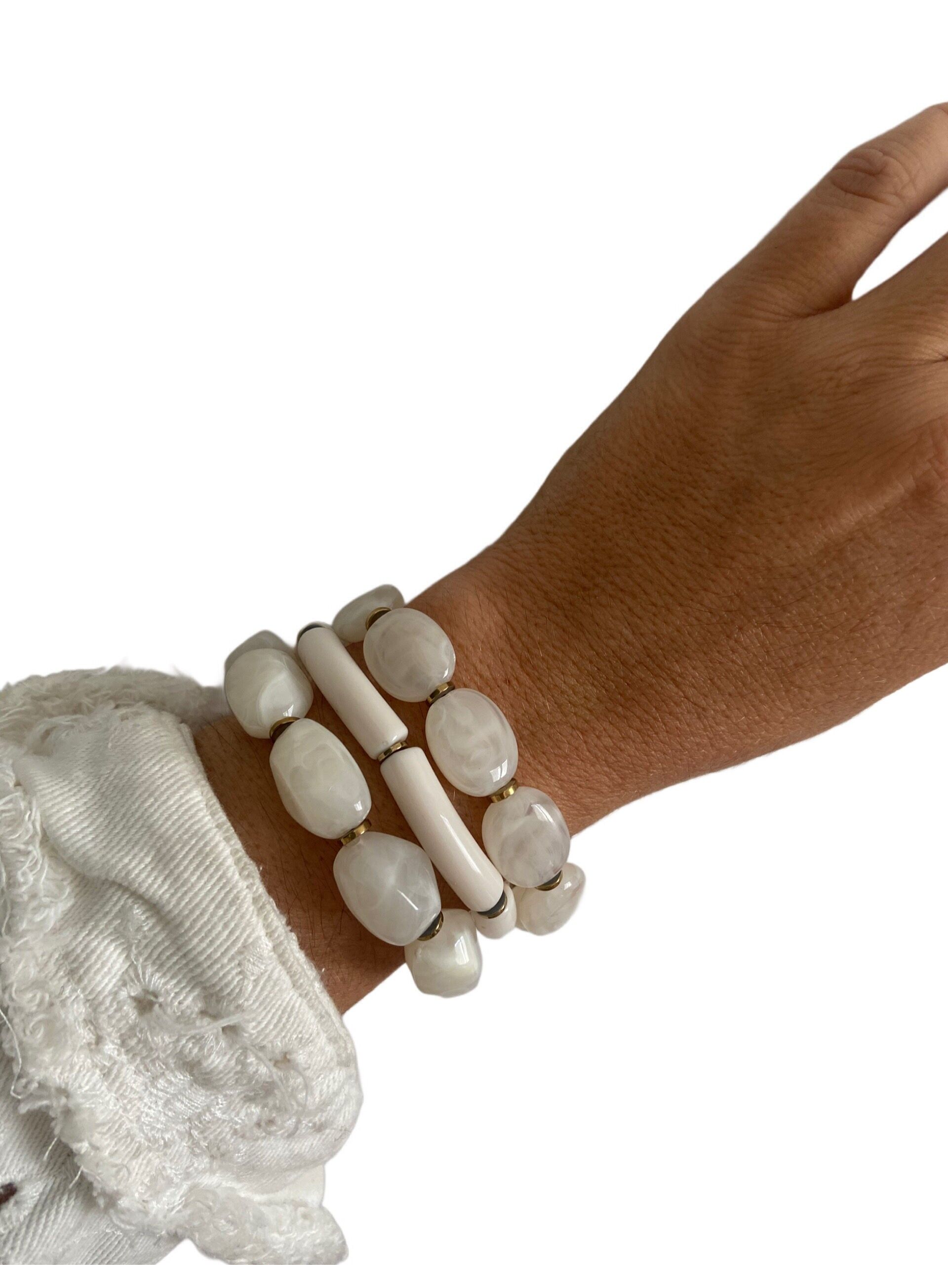 Elastic bracelet with ivory resin beads
