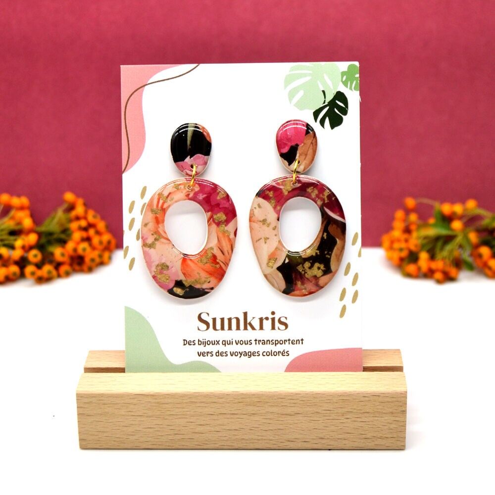 Elegante joyería artesanal: pendientes ovalados de resina floral.