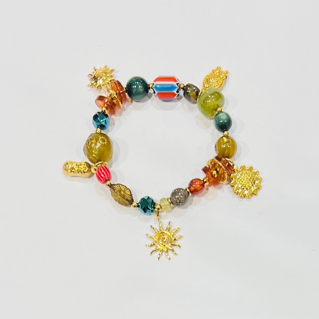 Pulsera con cuentas de resina de colores y colgantes de búho de acero