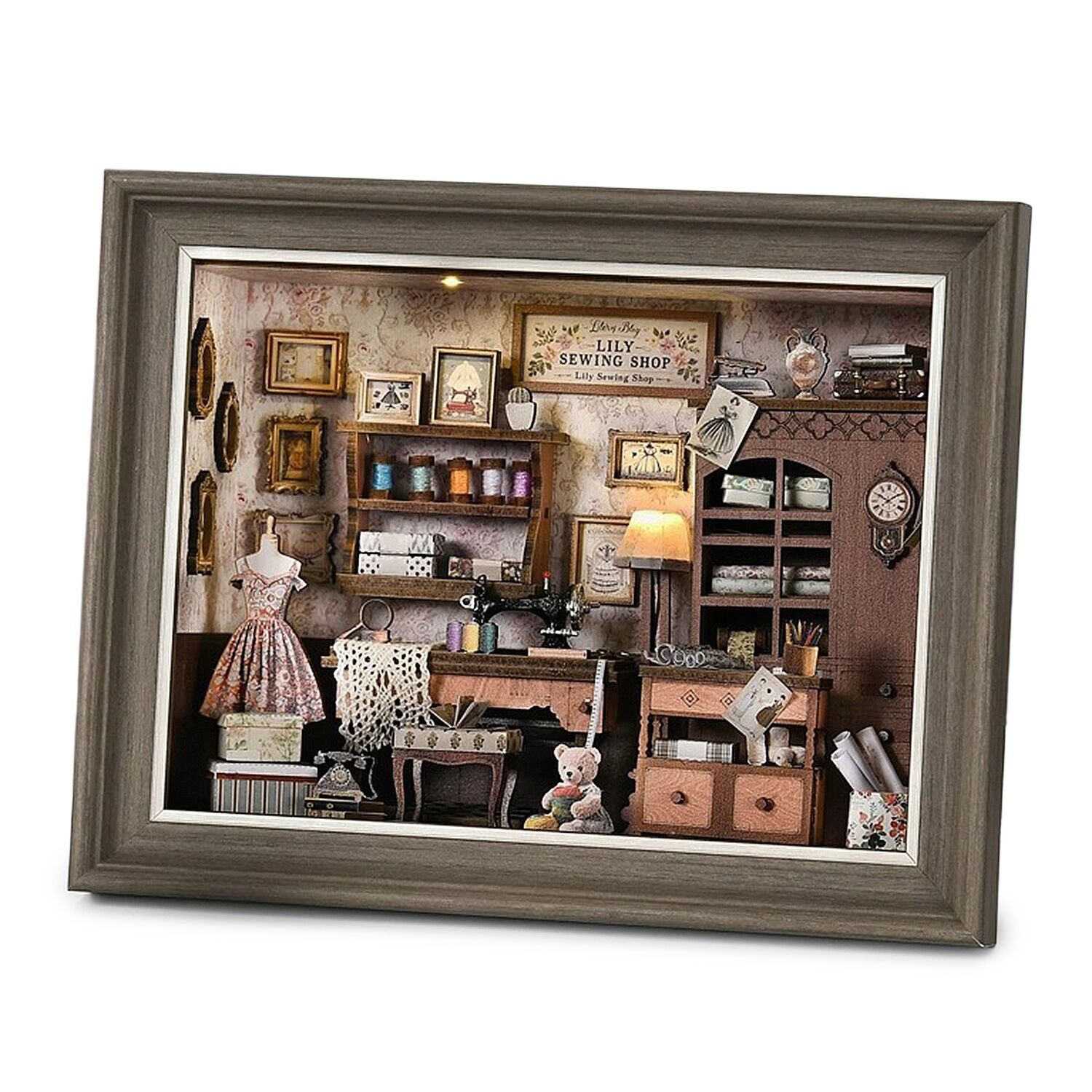 Il negozio di cucito di Lili. Modello in legno, design 3D realistico con grande dettaglio, copertura e luci LED. Colore:Multicolore