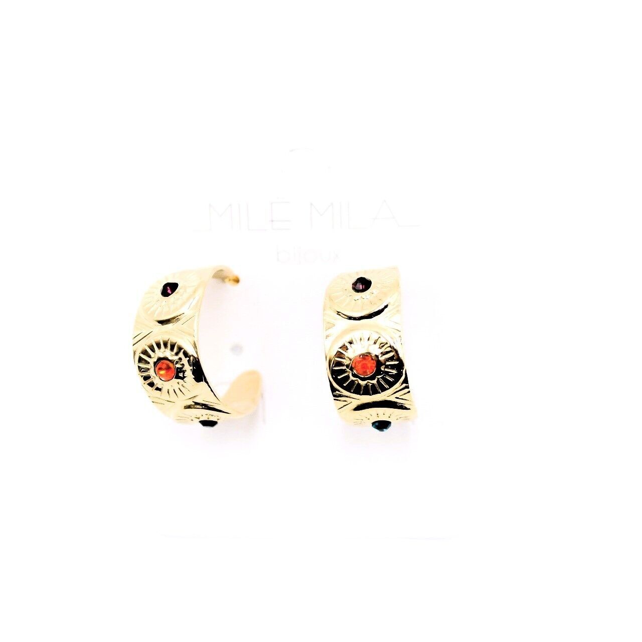 Goldene Ohrringe mit farbigen Kristallen