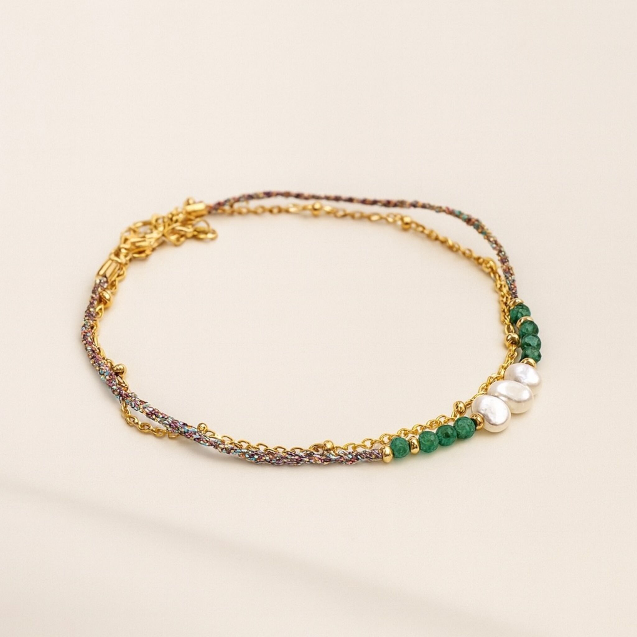 Pulsera de doble hilera con perlas naturales y acero inoxidable bañado en oro.