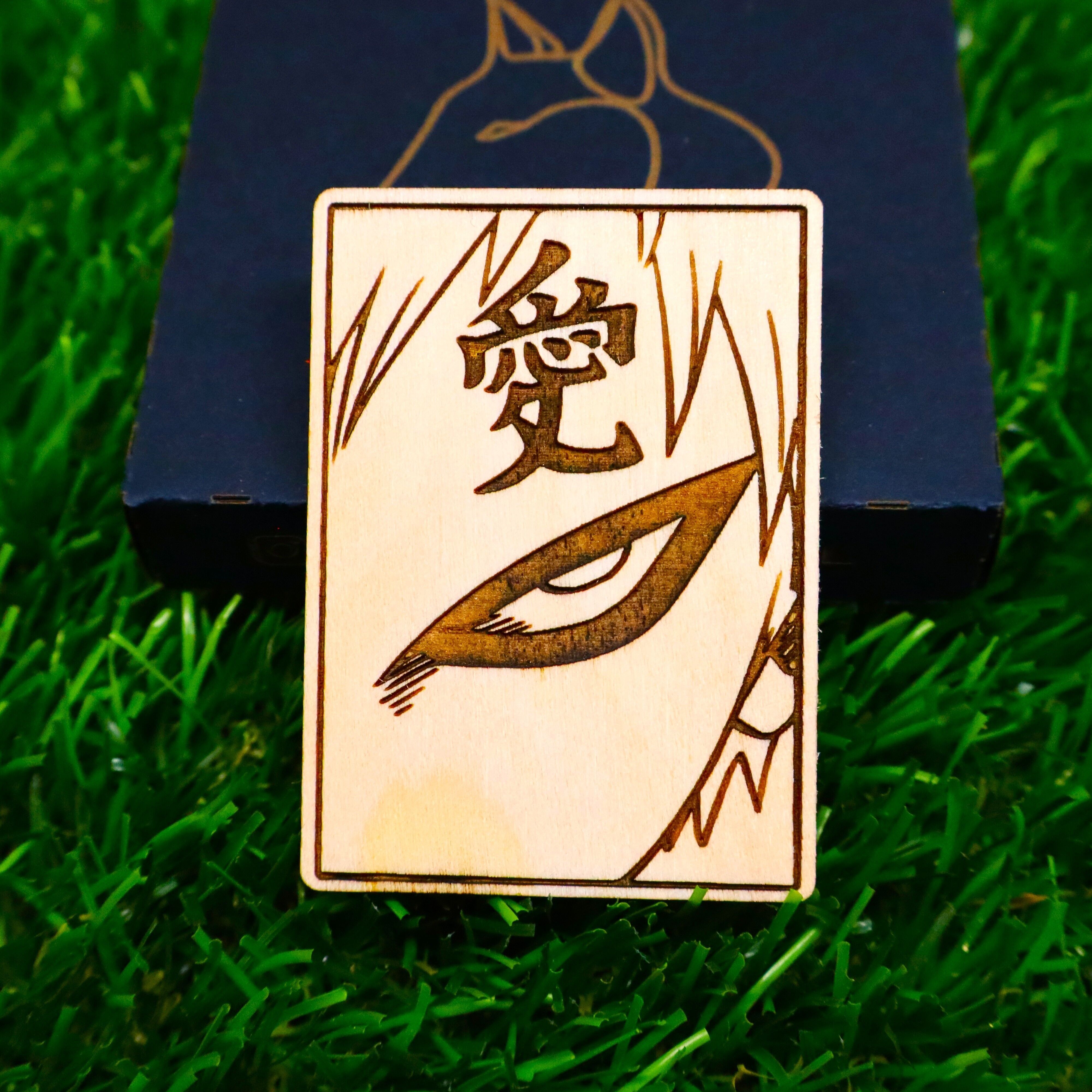 Sabaku no Gaara Holzmagnet – Halbes Gesicht mit Kanji-Tattoo