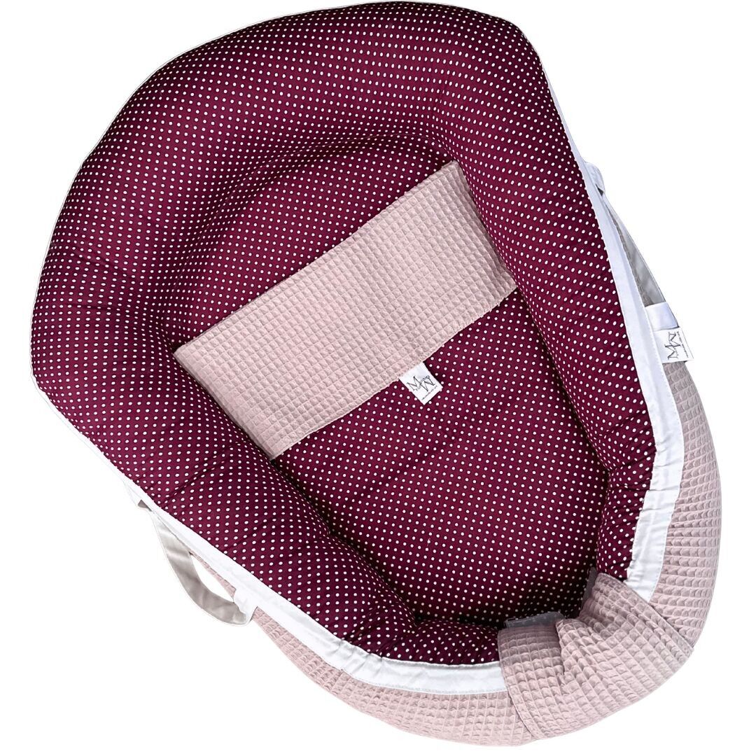 Nid de poupée | Pois bordeaux | Jouets