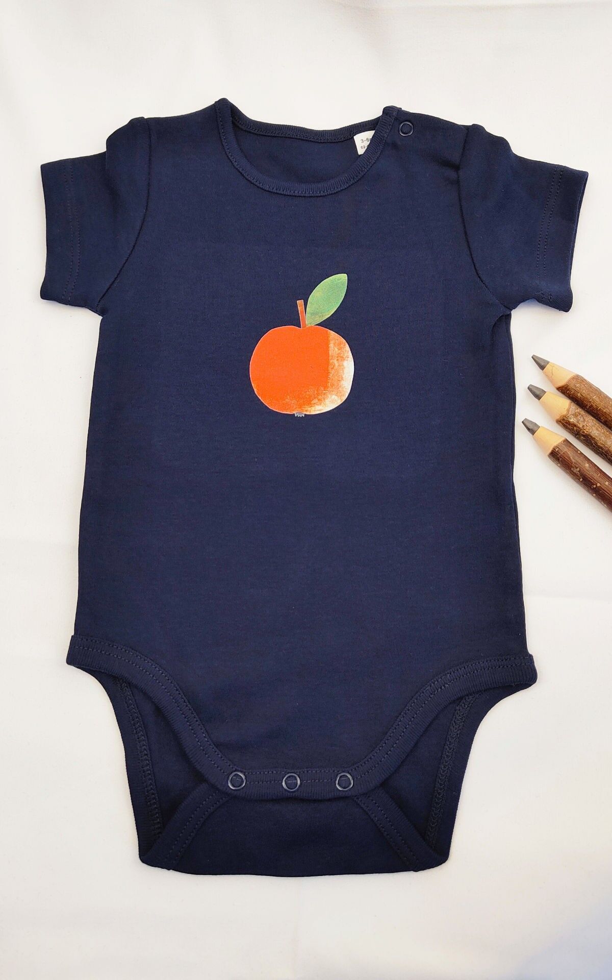 Body per neonati in cotone biologico Meladi Kids - Mela su blu navy