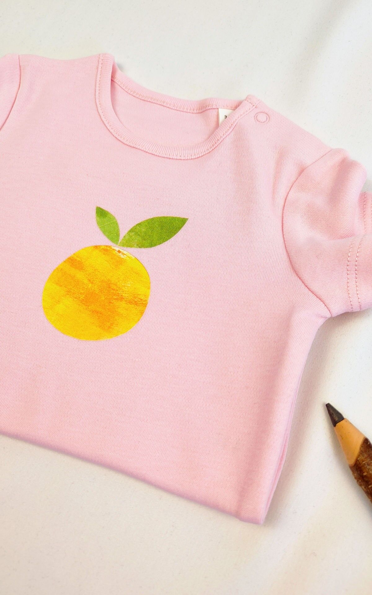 Body per neonati in cotone biologico Meladi Kids - Arancione su rosa