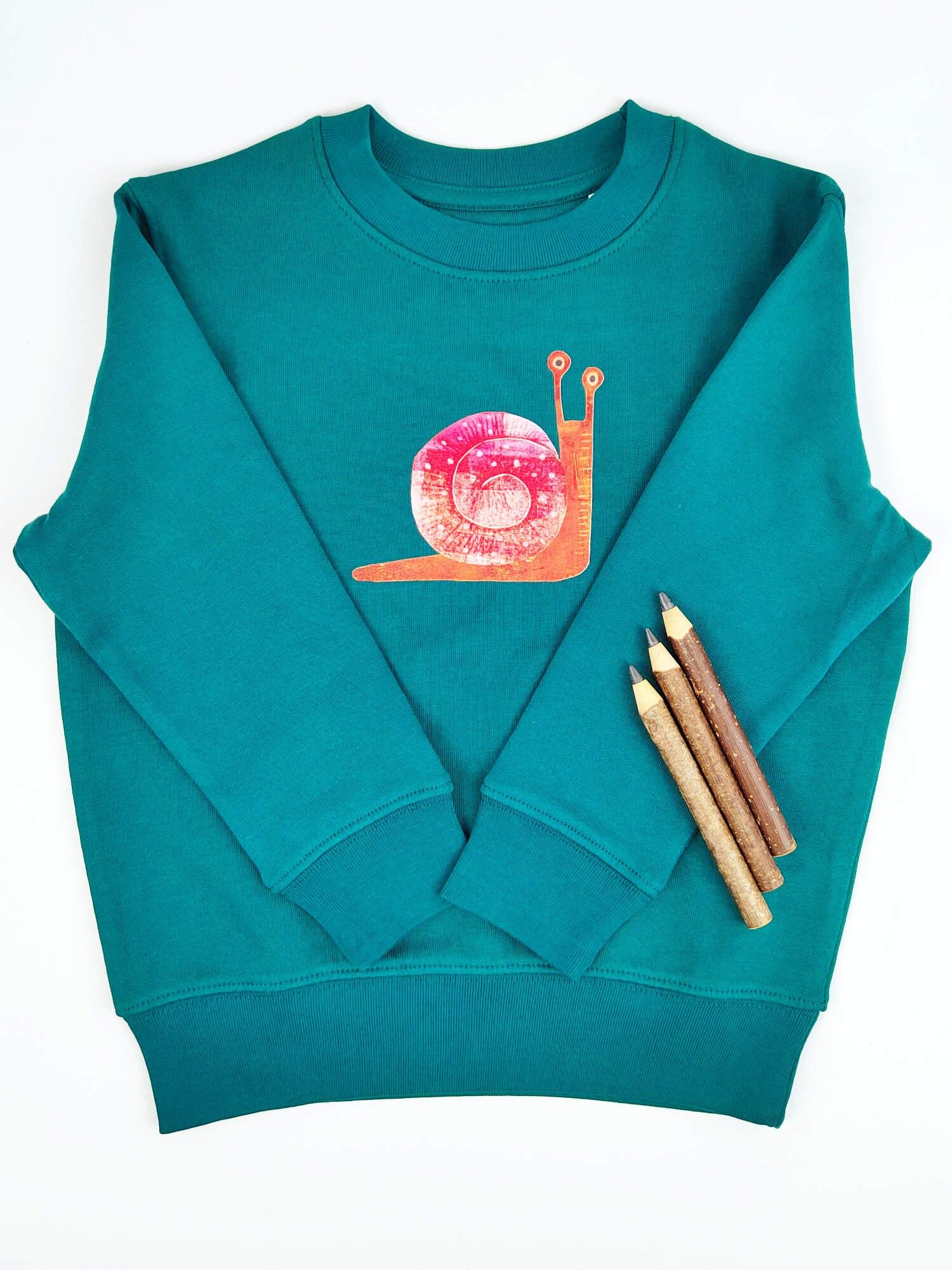 Maglione per bambini Meladi in cotone biologico - Lumaca rossa su verde foresta