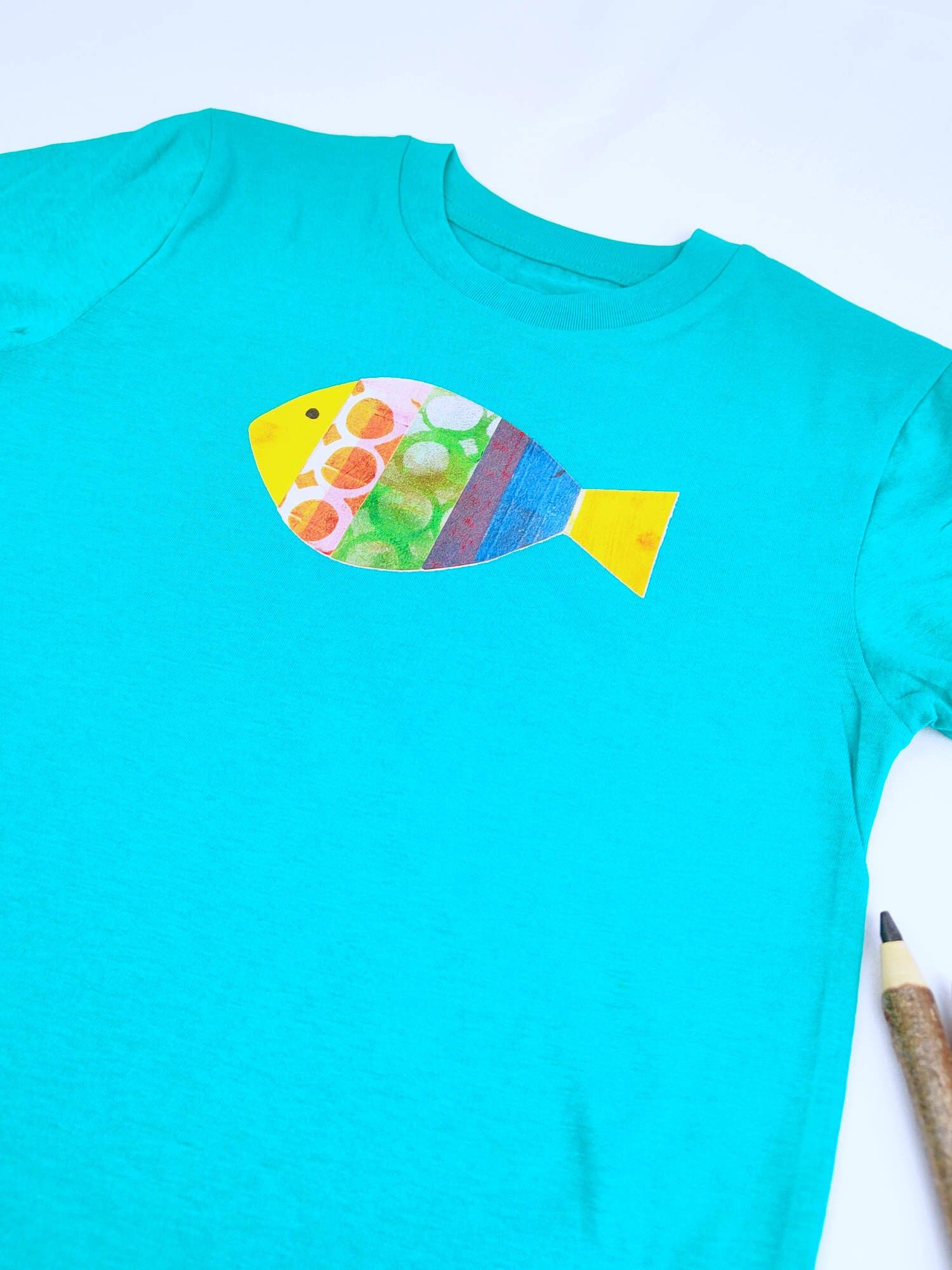 Maglietta in cotone biologico Meladi Kids - Pesce su prato verde