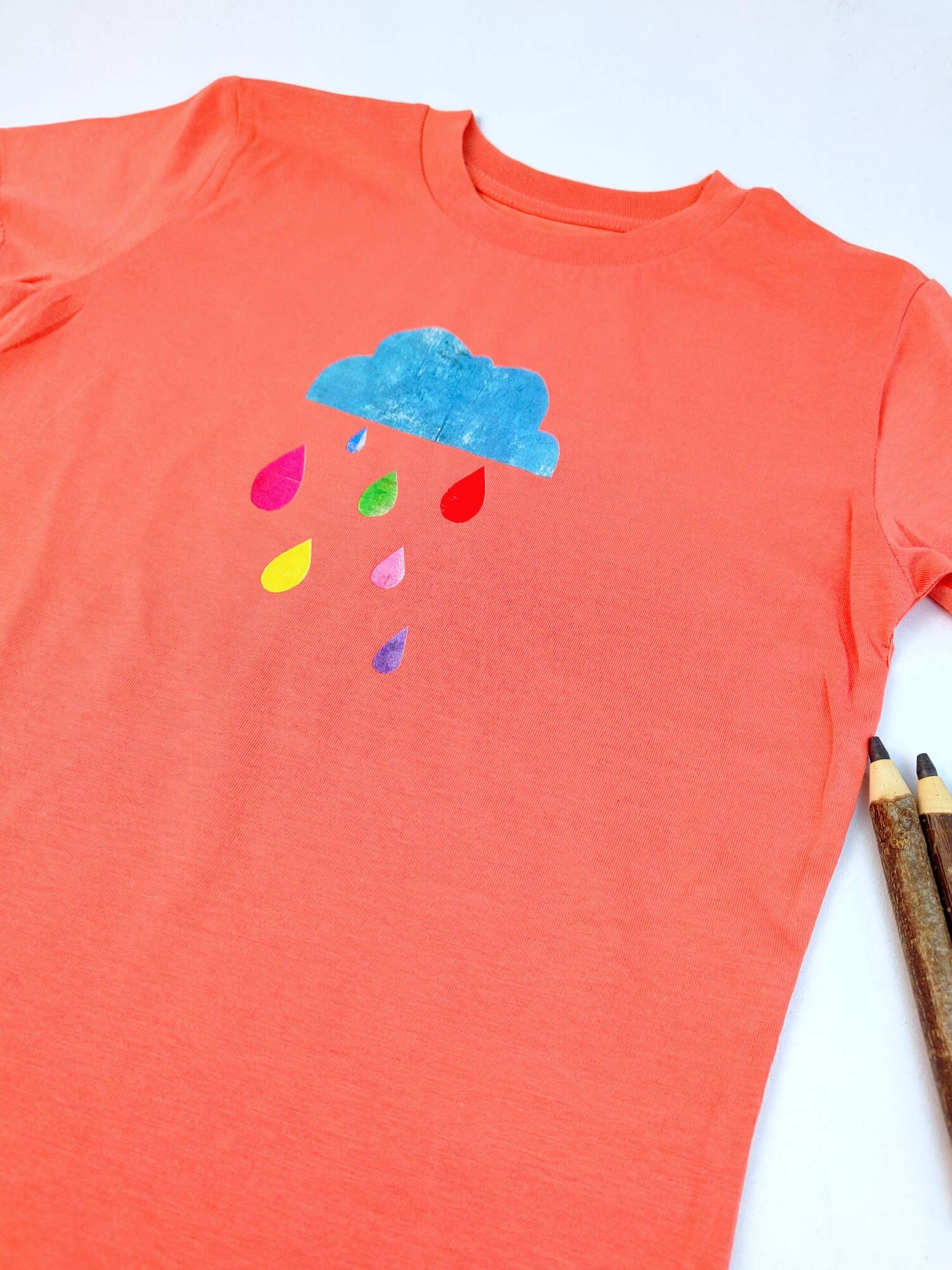 Maglietta per bambini Meladi in cotone biologico - nuvola di pioggia su arancione