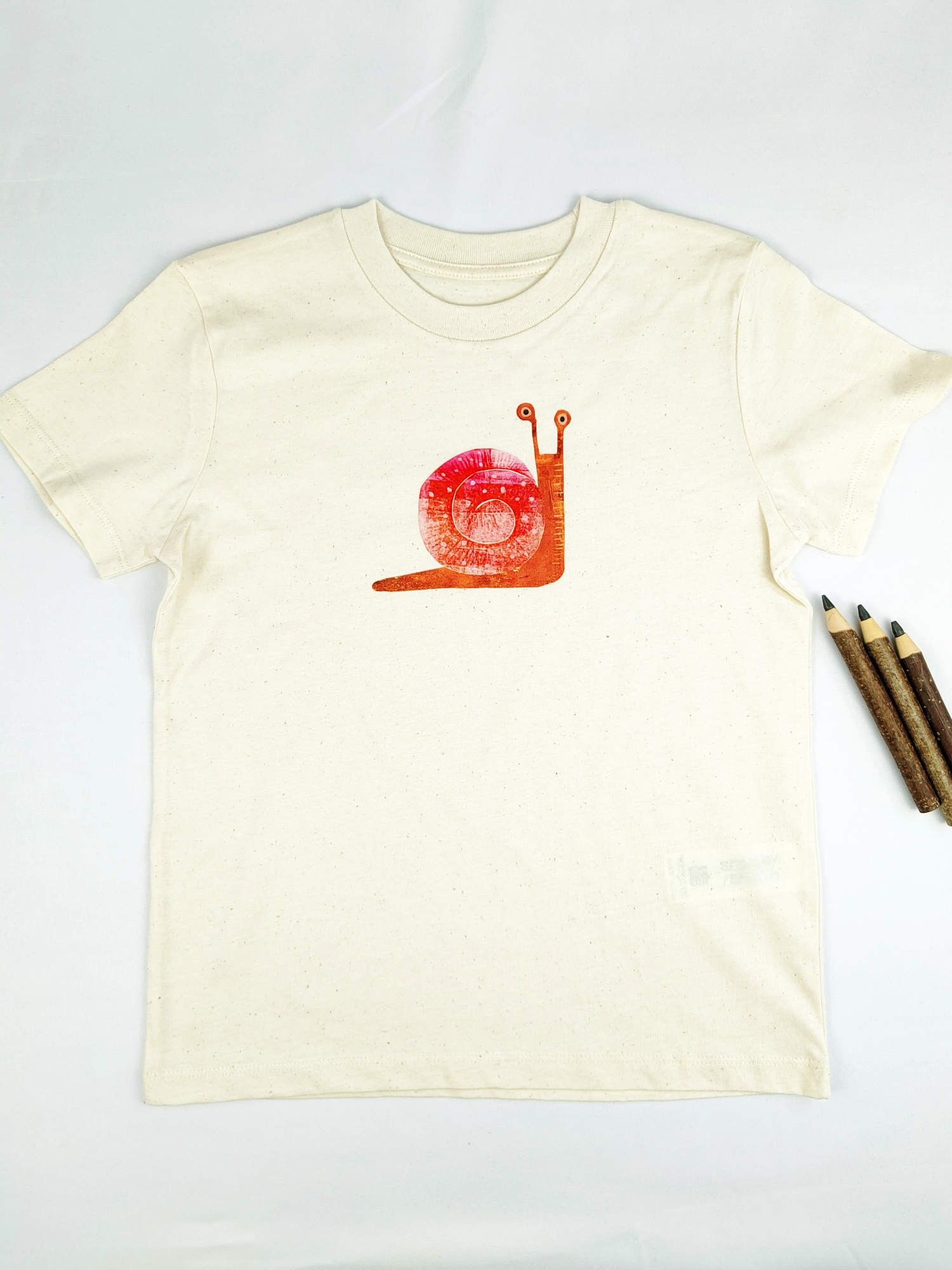 Maglietta Meladi Kids in cotone biologico - Lumaca rossa su tessuto grezzo naturale