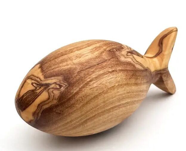 Piedra de palma en forma de pez hecha de madera de olivo