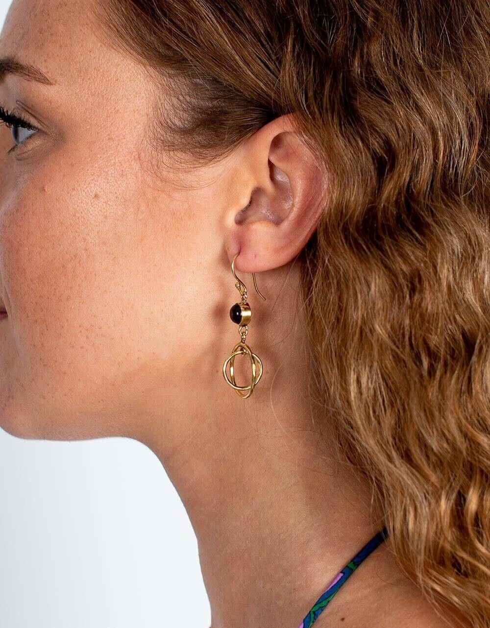 Orecchini a cerchio in oro con pietre minerali | Kimago