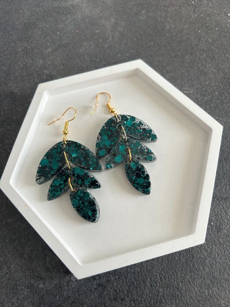 Glitzernde Harzblatt-Ohrringe – Leichter Damen-Modeschmuck – Originelles handgefertigtes Geschenk aus Frankreich