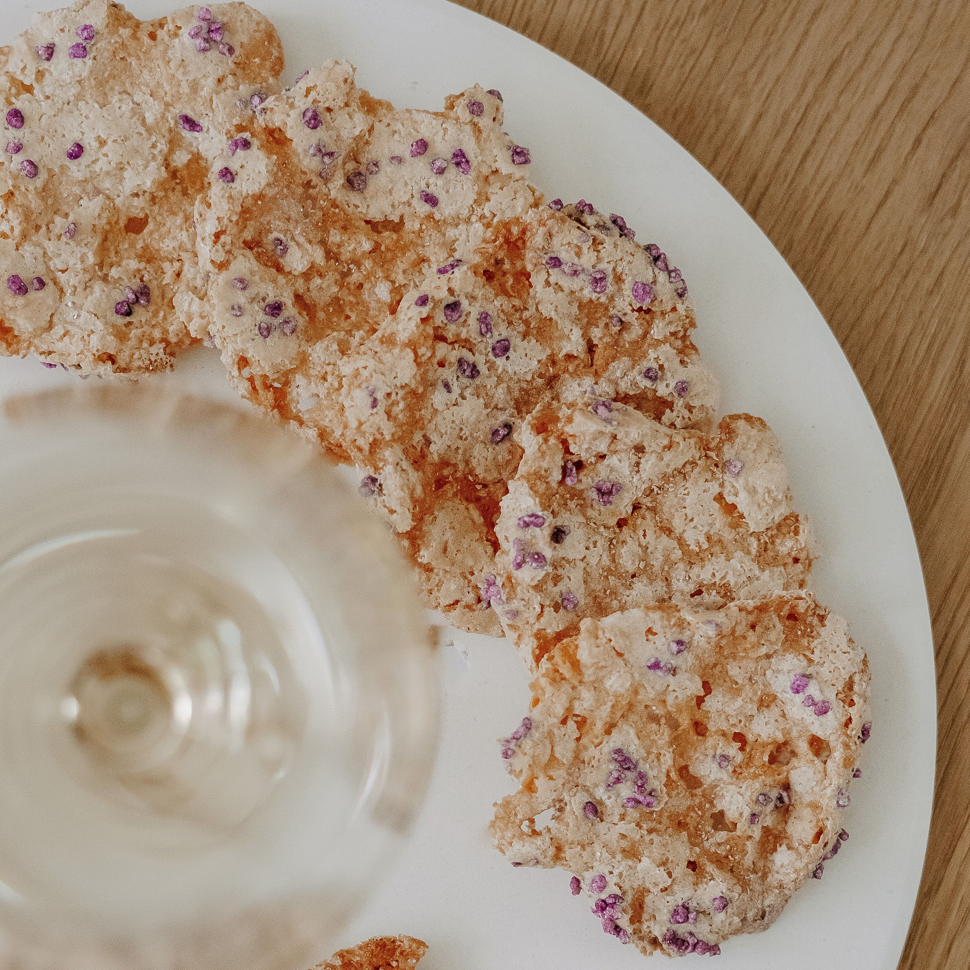 Biscuits soufflés Toulousains aux éclats de violettes de Toulouse cristallisées - 100g