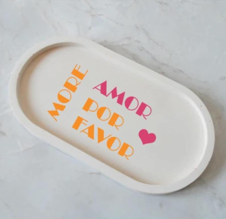 Jesmonit-Taschenleerer – Bunte Botschaft „More Amor Por Favor“ – Handgemachte Dekoration – Muttertagsgeschenk oder positive Dekoration