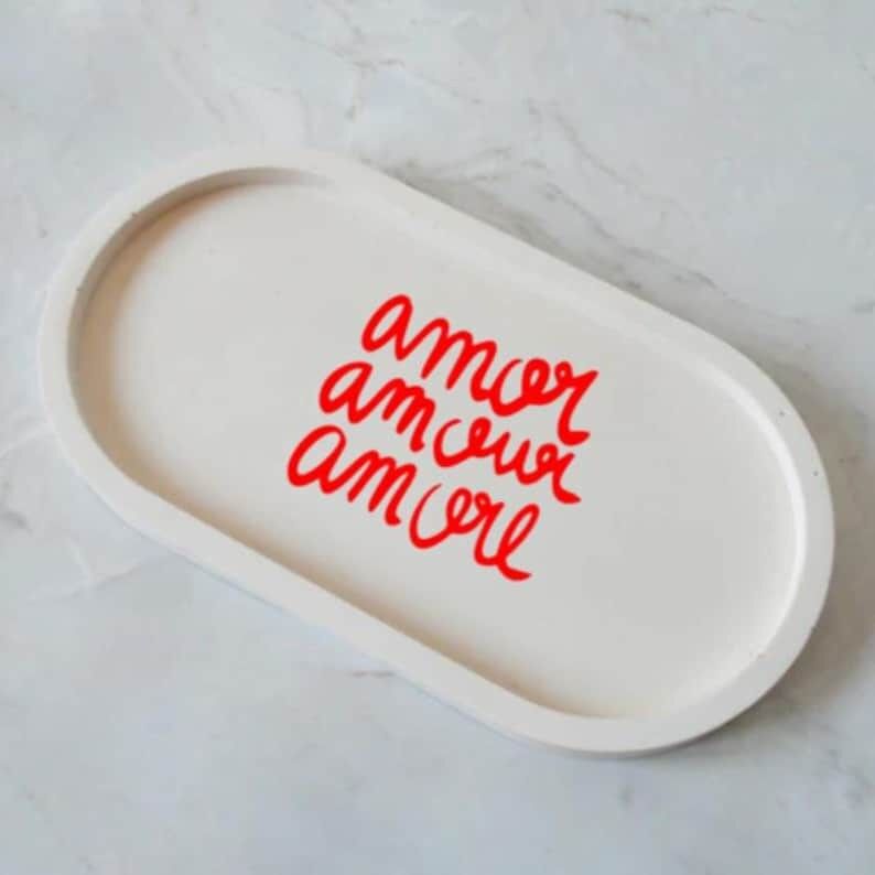 Taschenleerer aus Jesmonit – Bunte Botschaft „Amor Amour Amore“ – Handgefertigte Dekoration – Muttertagsgeschenk oder positive Dekoration