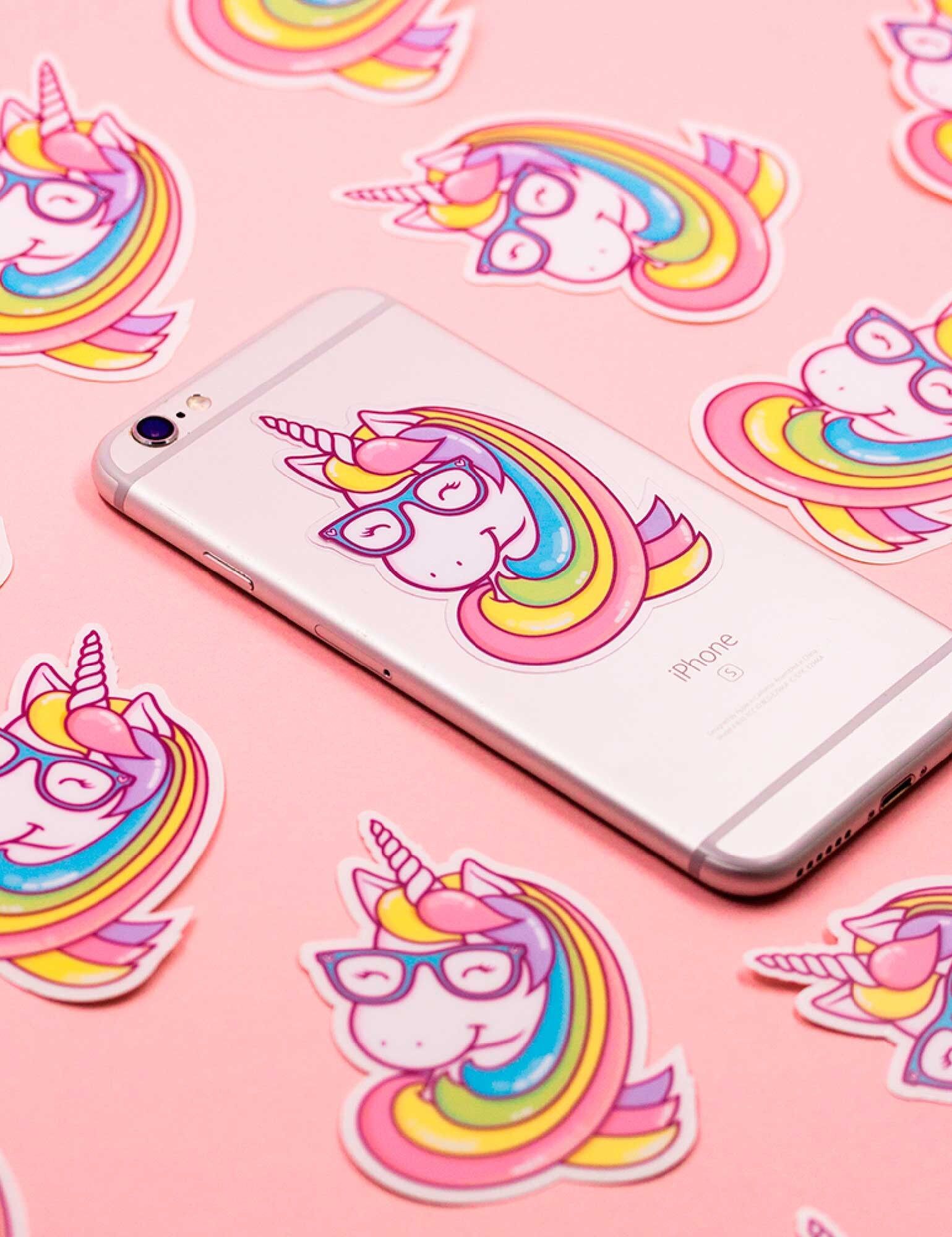 Sticker Vinyle Transparent "Geeky Unicorn" | Autocollant Licorne Kawaii avec Crinière Arc-en-Ciel et Lunettes, Décoration Fun pour Ordinateur, Cahier, carnet