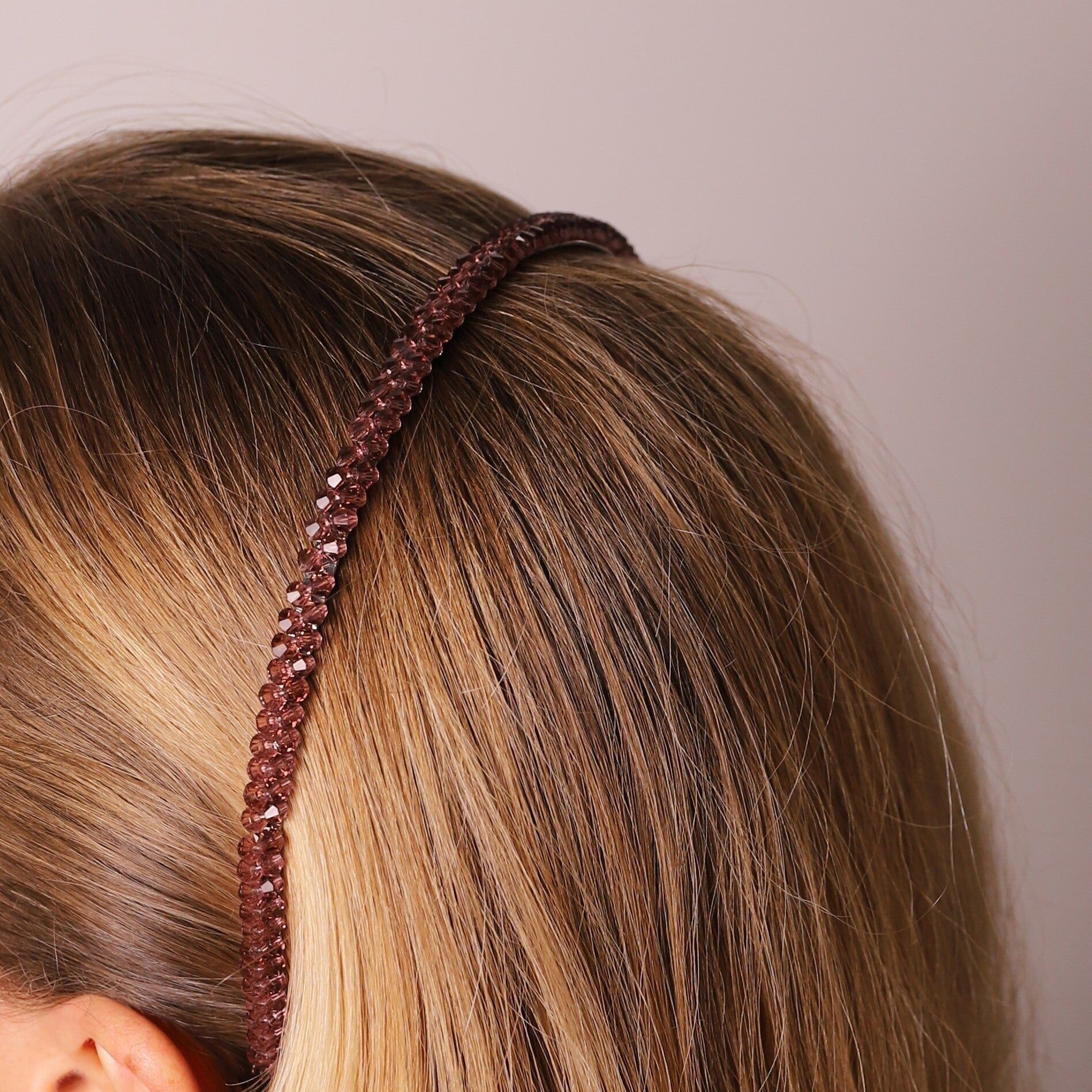 Diadema con cuentas color ciruela