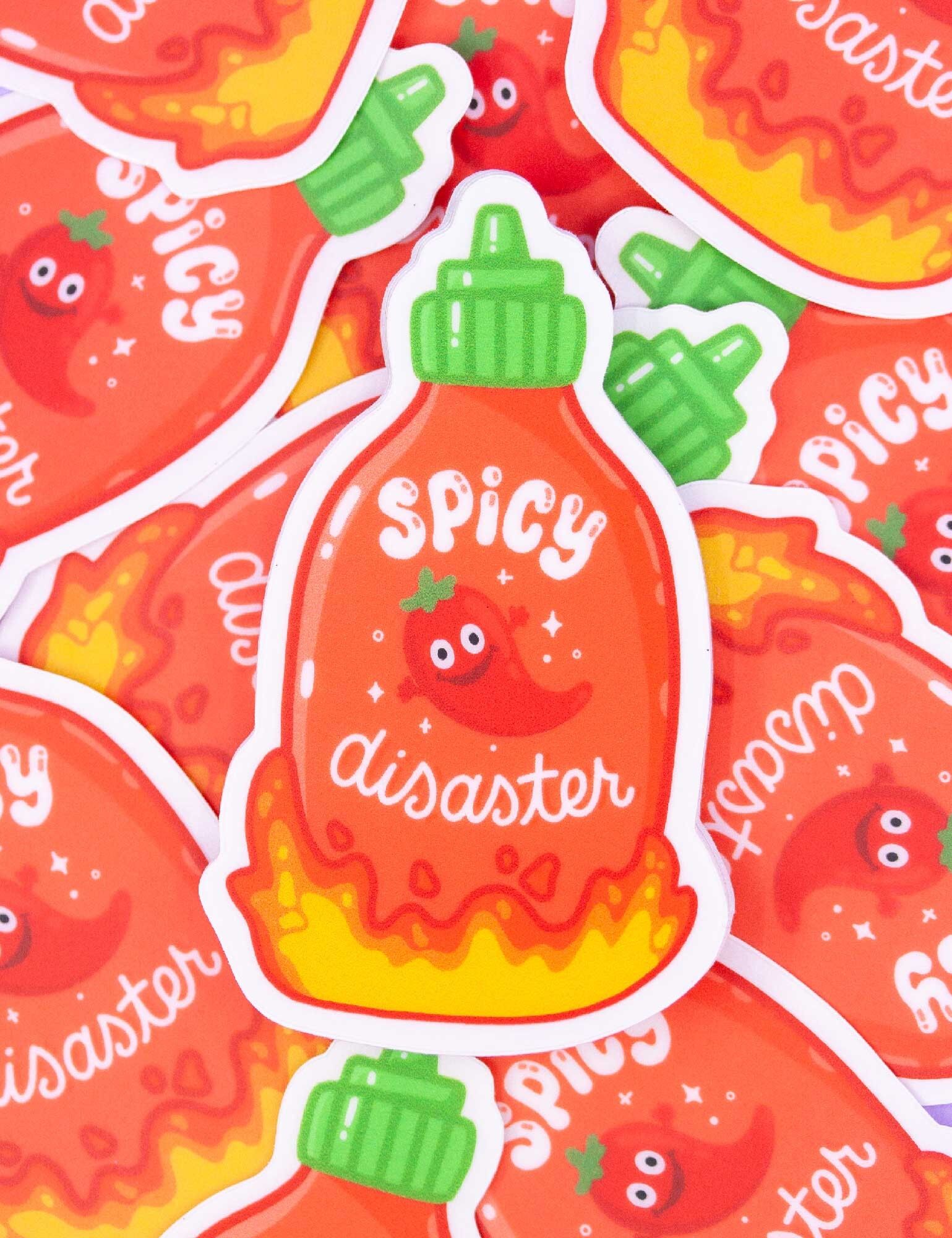 Sticker Vinyle Spicy Disaster | Autocollant Sriracha Kawaii et Drôle, Bouteille de Sauce Piquante Mignonne pour Ordinateur, Cahier carnet ou Bouteille, Cadeau Foodie