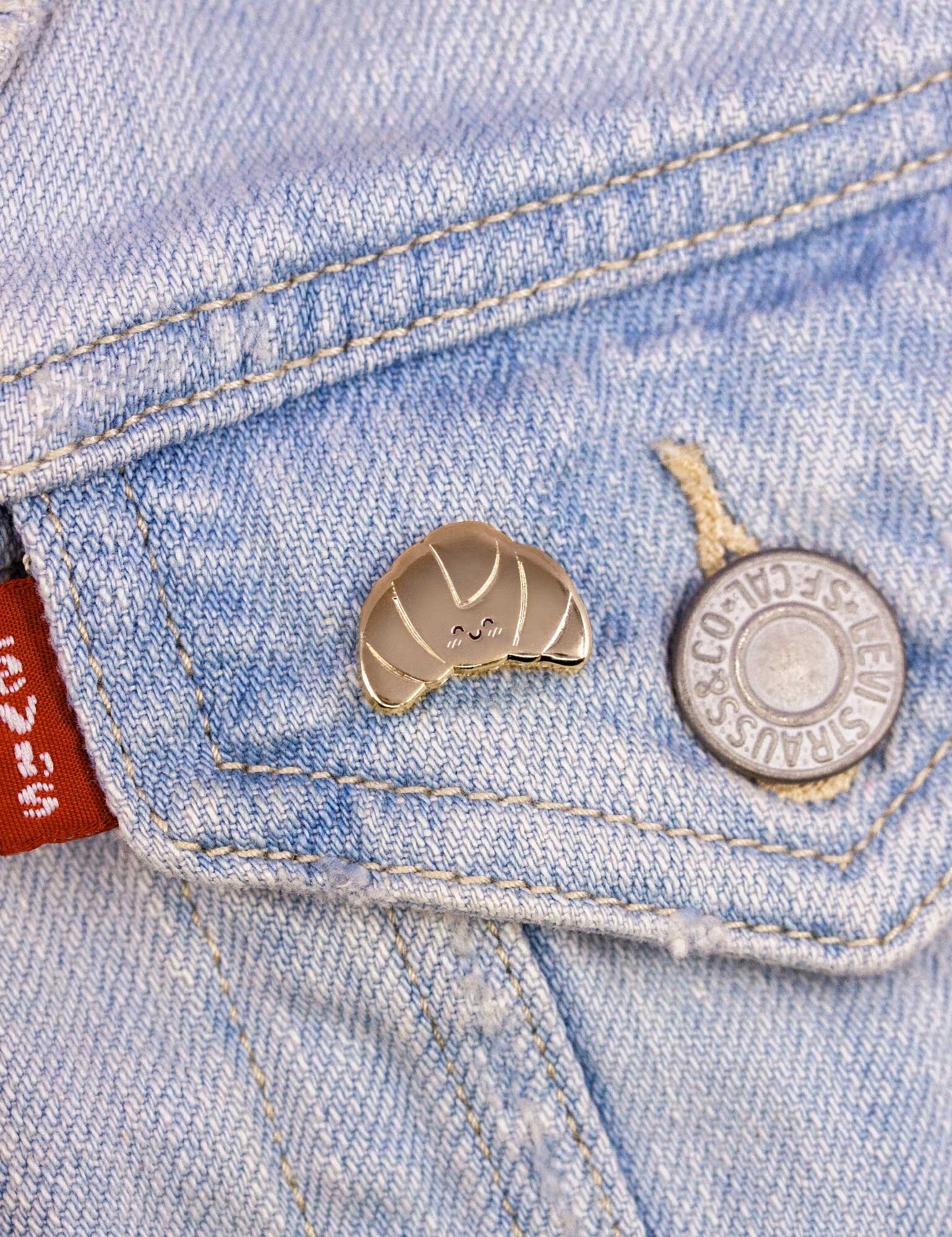Mini pin croissant | broche pâtisserie française | pin émaillé kawaii | accessoire veste ou sac | idée cadeau gourmand