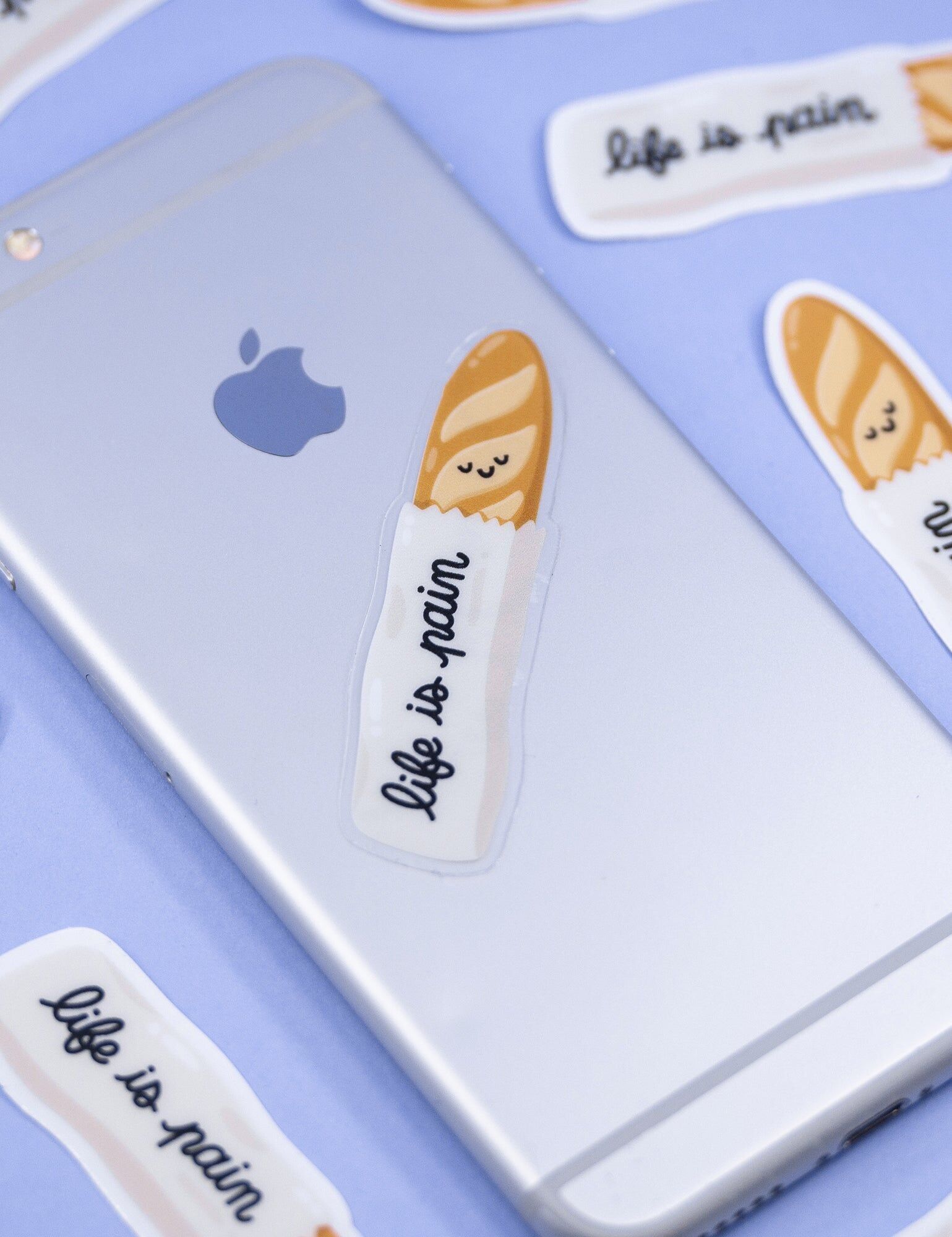 Sticker Vinyle Transparent Baguette Française “Life Is Pain” | Autocollant Humoristique Food pour Ordinateur, Cahier ou Bouteille, Cadeau Original