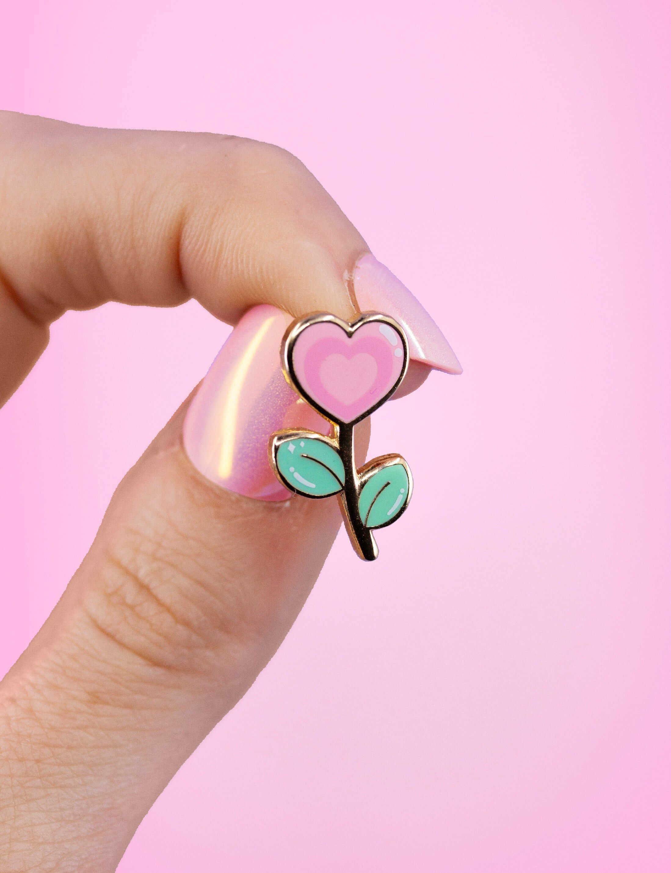 Mini broche fleur en coeur | badge emoji brillant amour Saint-Valentin | broche mignonne | accessoire veste | remplissage de tableau | cadeau BFF | idée cadeau fun