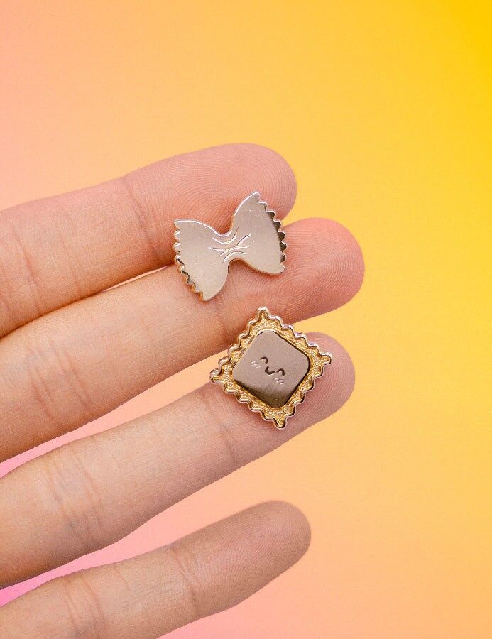 Mini pins émaillé pâtes farfalle & ravioli | broche mignonne style italien | badge accessoire pour veste, pour lui ou elle, La Dolce Vita