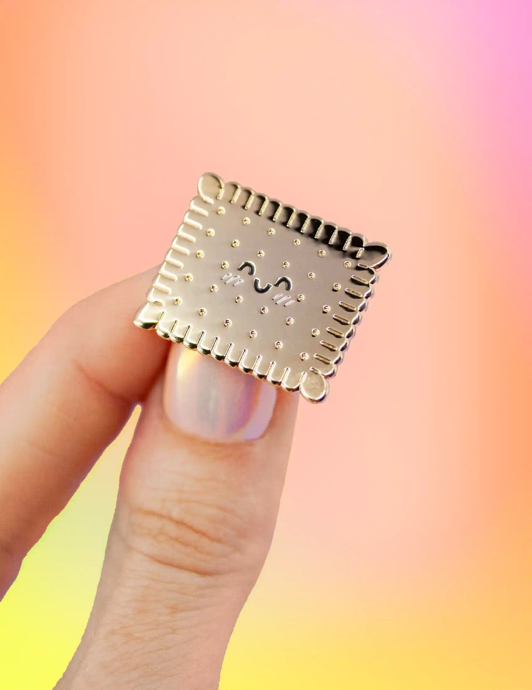 Pin émaillé petit beurre Paris | broche Petit Beurre française | souvenir kawaii pour lui ou elle | accessoire mignon pour veste ou sac, biscuit enfance français