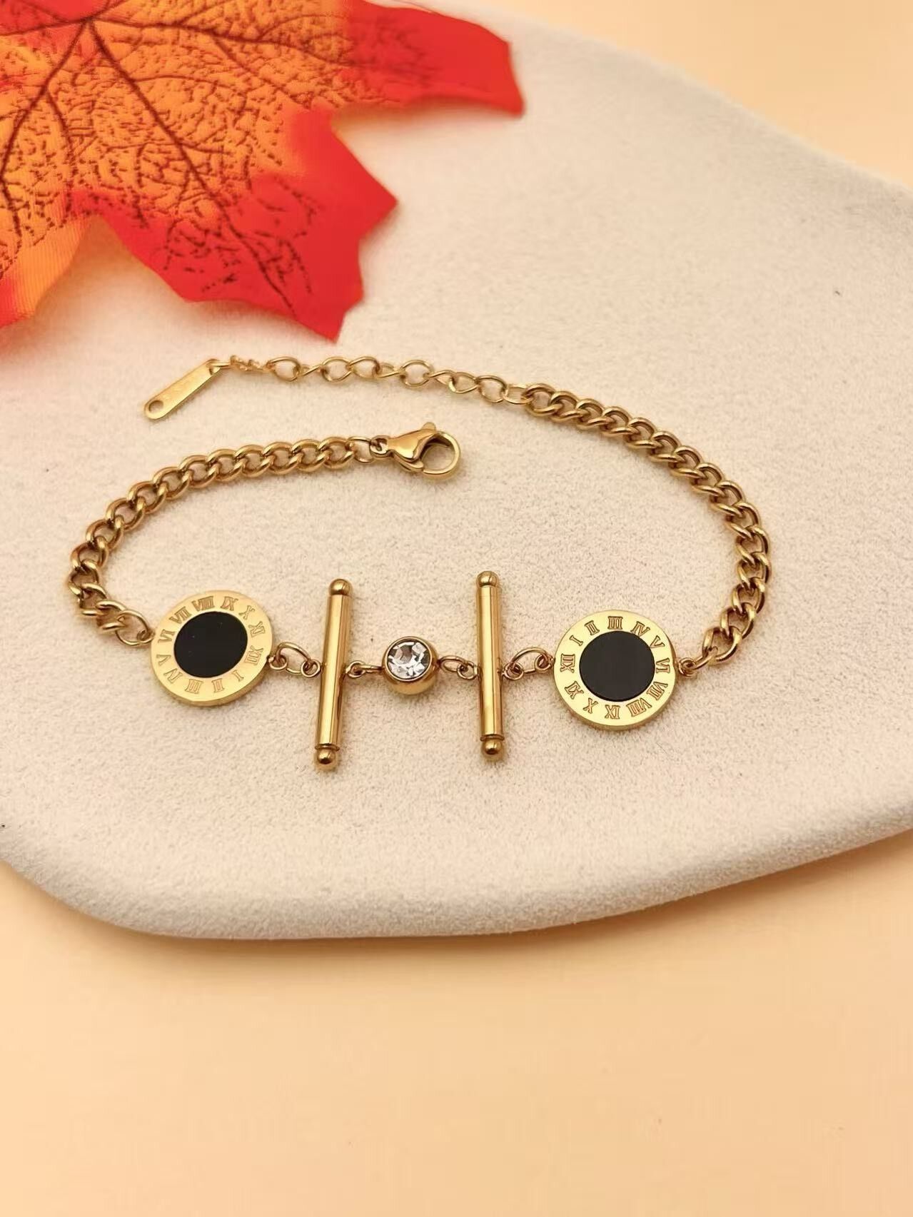 Imperiales Zifferblattarmband mit rundem Muster und römischen Ziffern