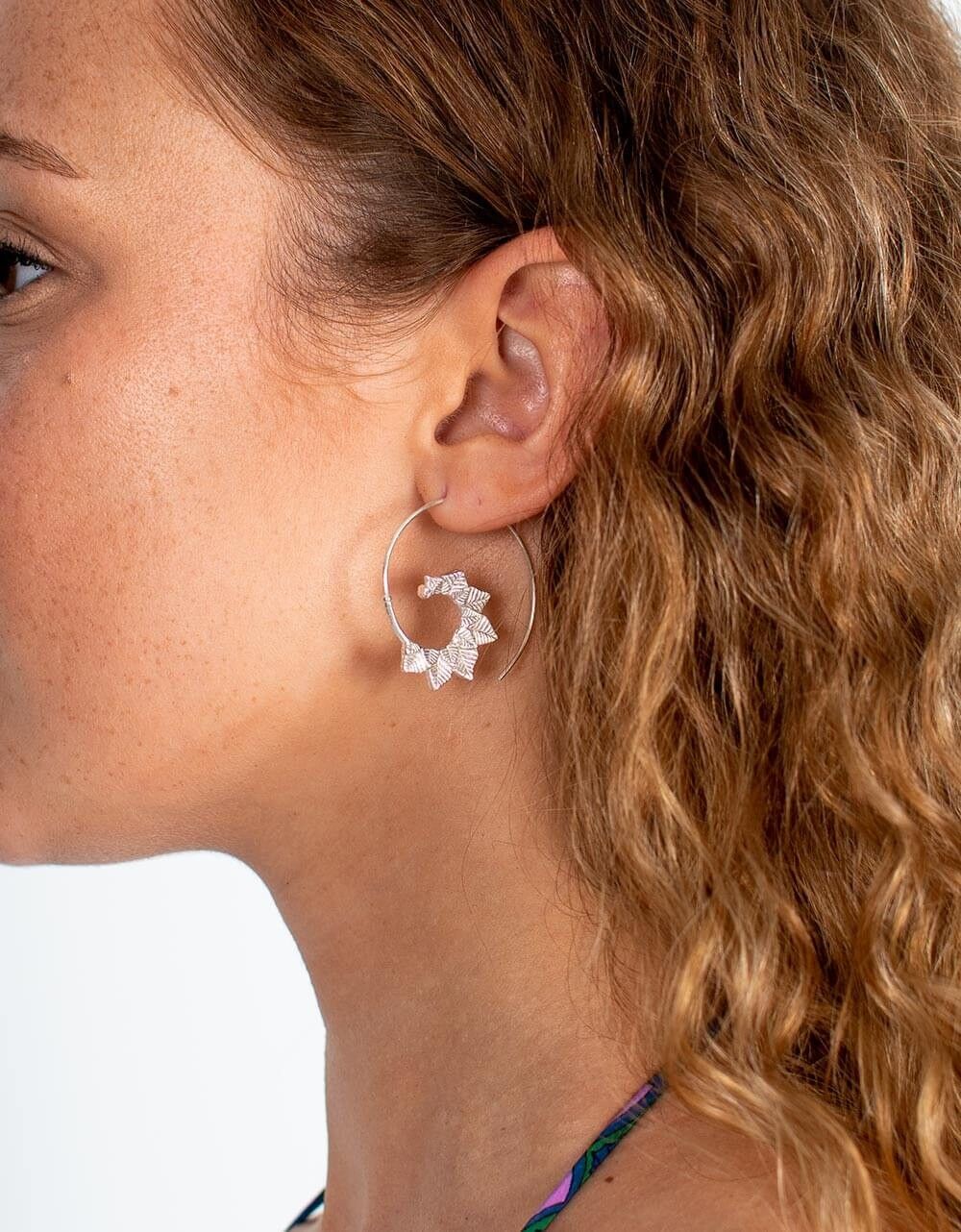 Orecchini fatti a mano in argento placcato con foglie intagliate