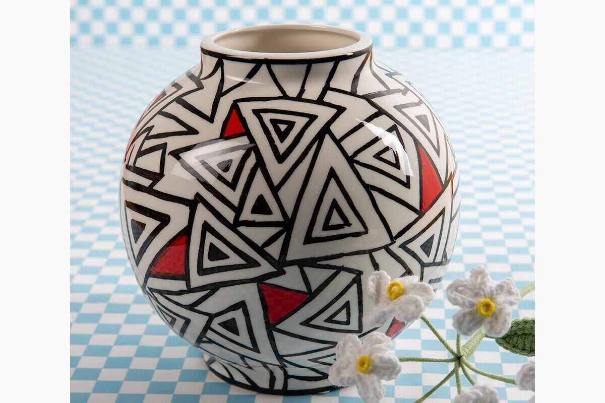 Vaso a sfera in ceramica con design grafico - Memphis