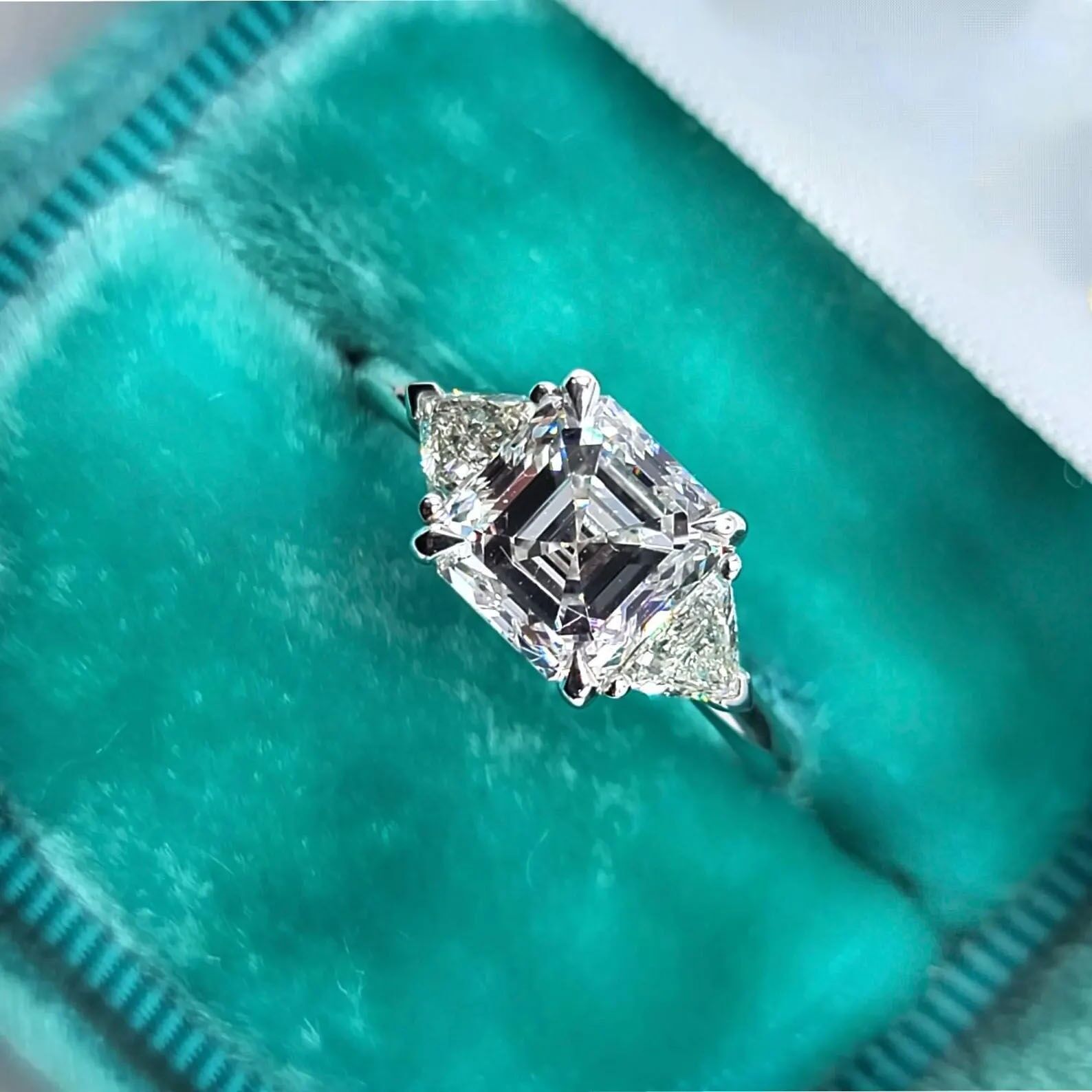 2.51 Karat Moissanit-Verlobungsring im Asscher-Schliff mit Billionen Seitensteinen, Braut-Jubiläumsgeschenk