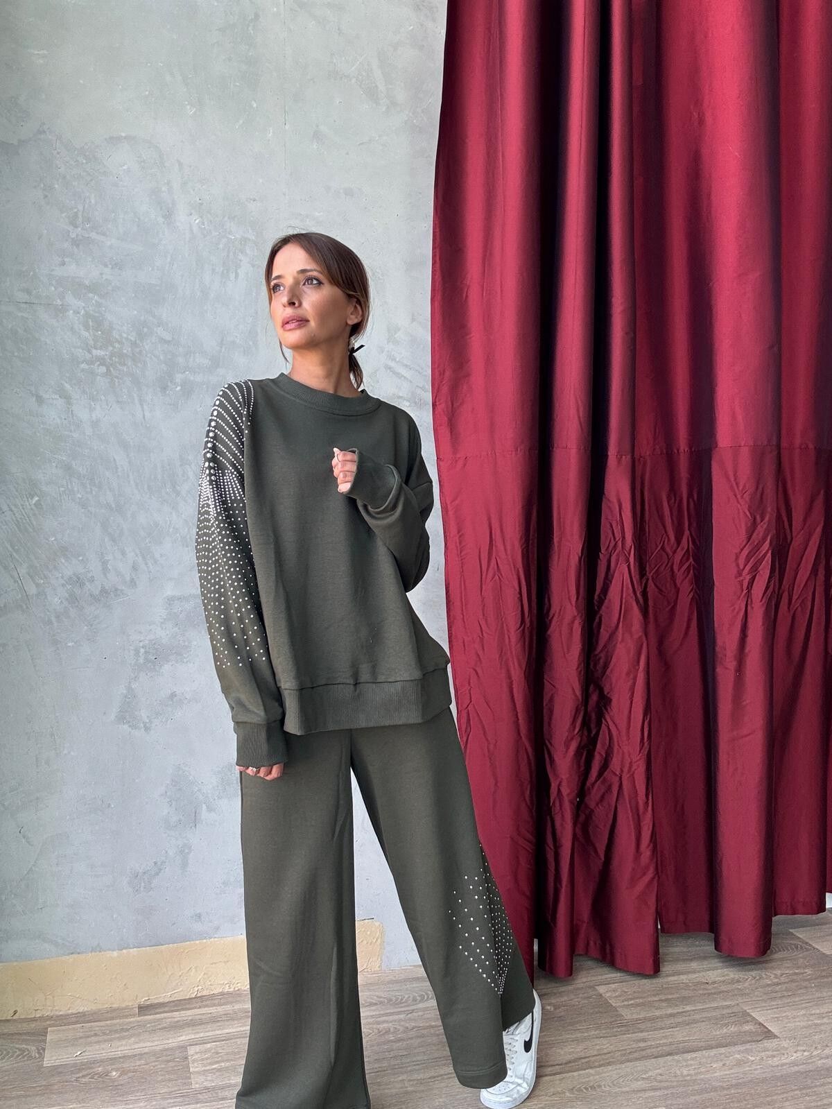 Completo felpa a maniche lunghe con pantaloni larghi color cachi con strass