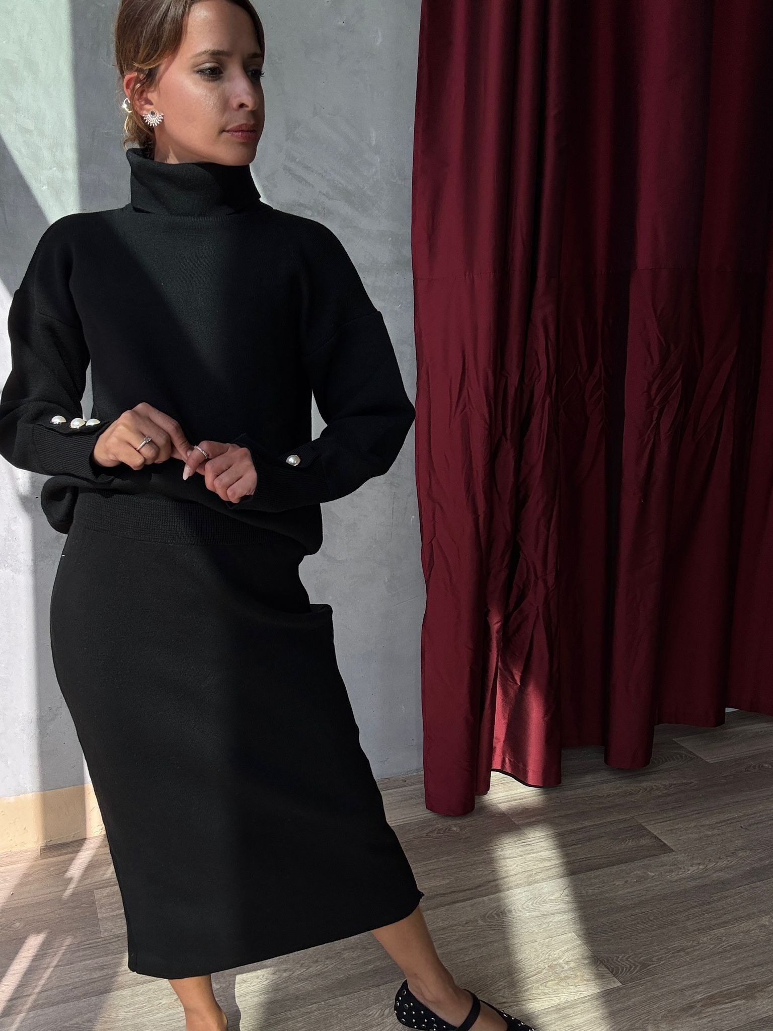 Completo composto da maglione dolcevita nero e gonna lunga abbinata