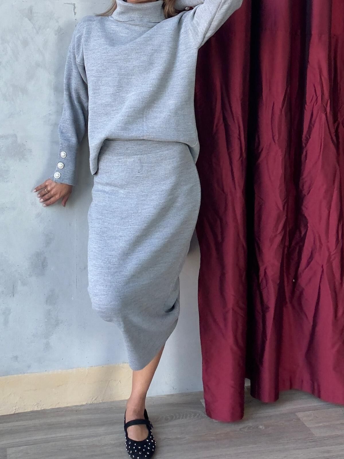 Completo composto da maglione dolcevita grigio e gonna lunga abbinata