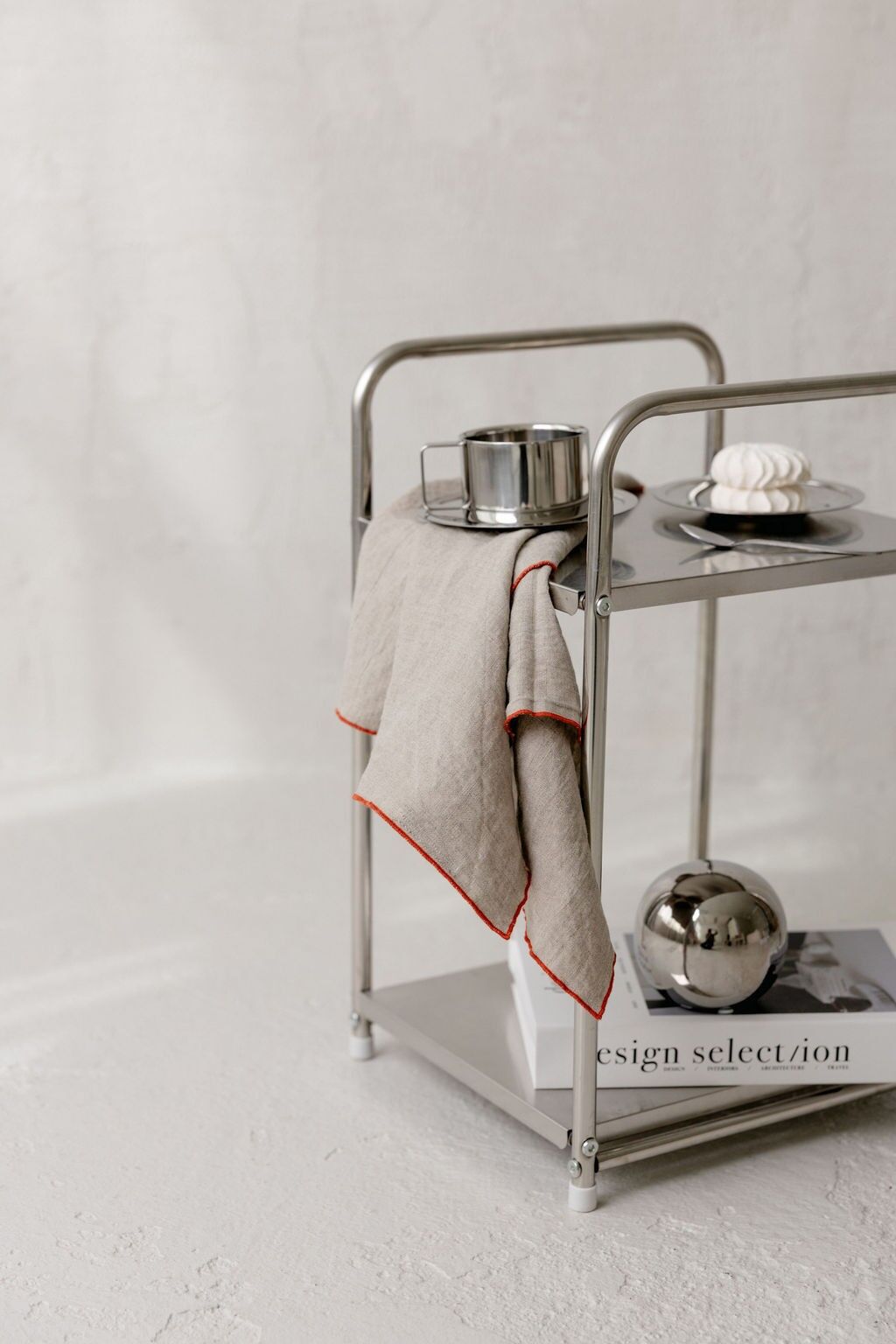 Weihnachtliches Geschirrtuch aus Leinen mit rotem Kontrastdetail