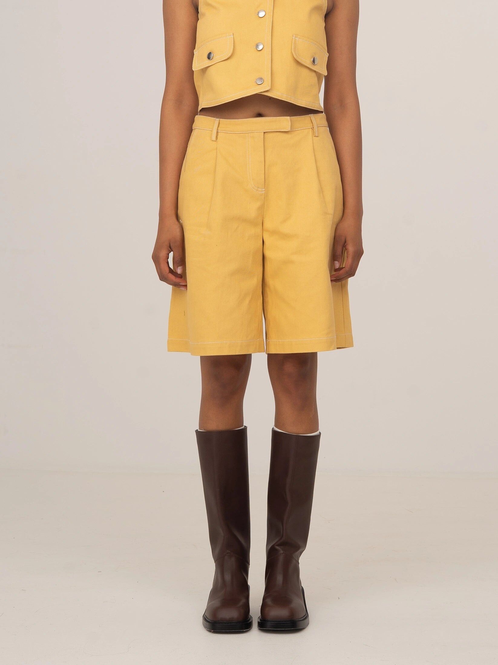 Bermudas vaqueras amarillo pálido Schreibtisch