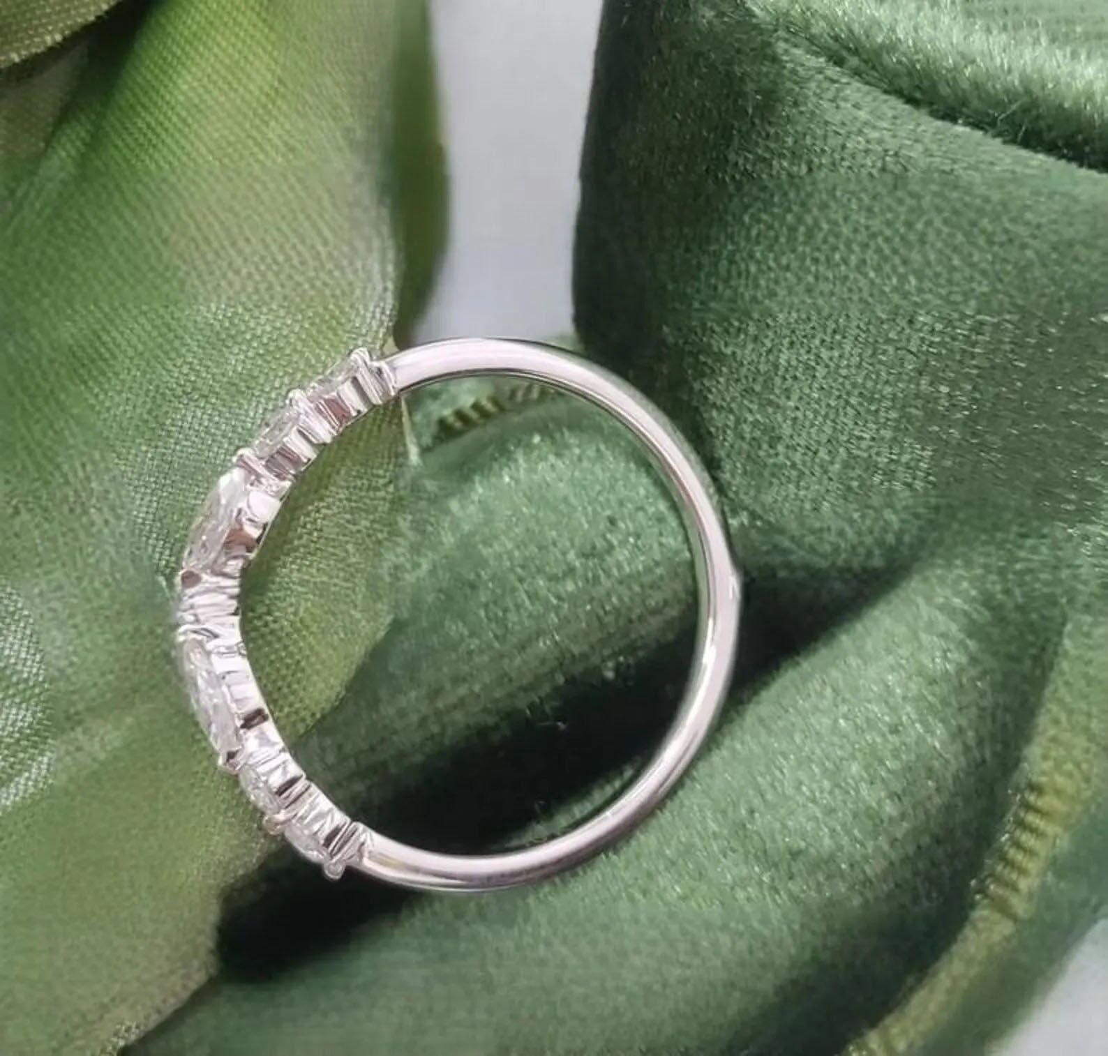 Chevron Ring- Moissanit Hochzeitsband in V-Form- Stapelbares Ehering- Minimalistischer passender zierlicher Ring für Frauen aus 925 Sterling Silber