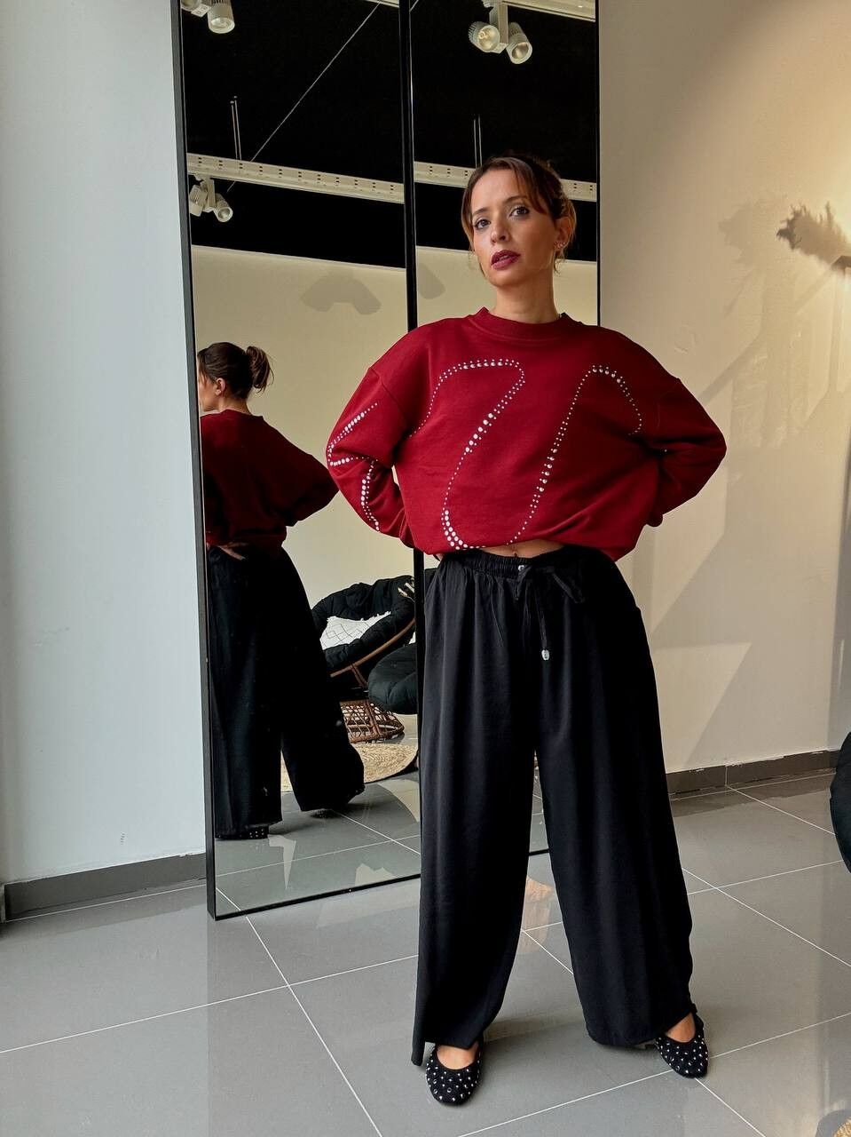 Long-sleeved, round-neck sweatshirt with rhinestones - burgundy