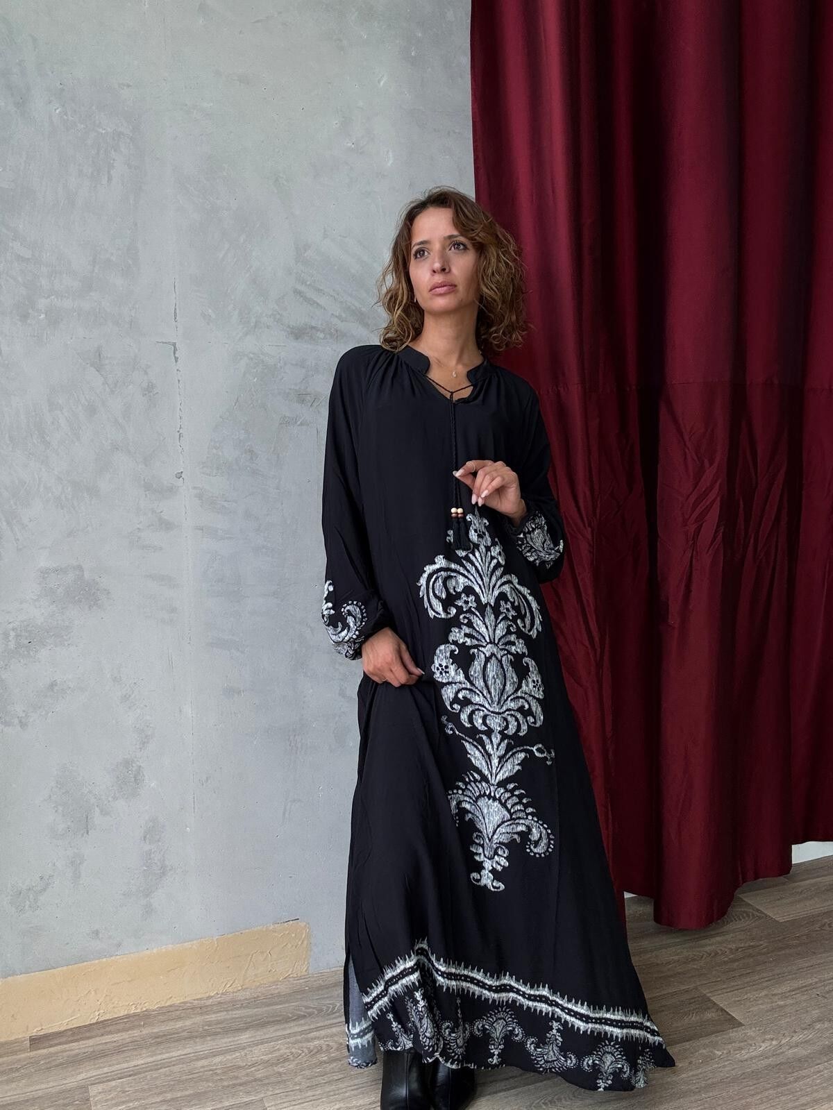 Long flowing dress with printed patterns - Long sleeves - Black