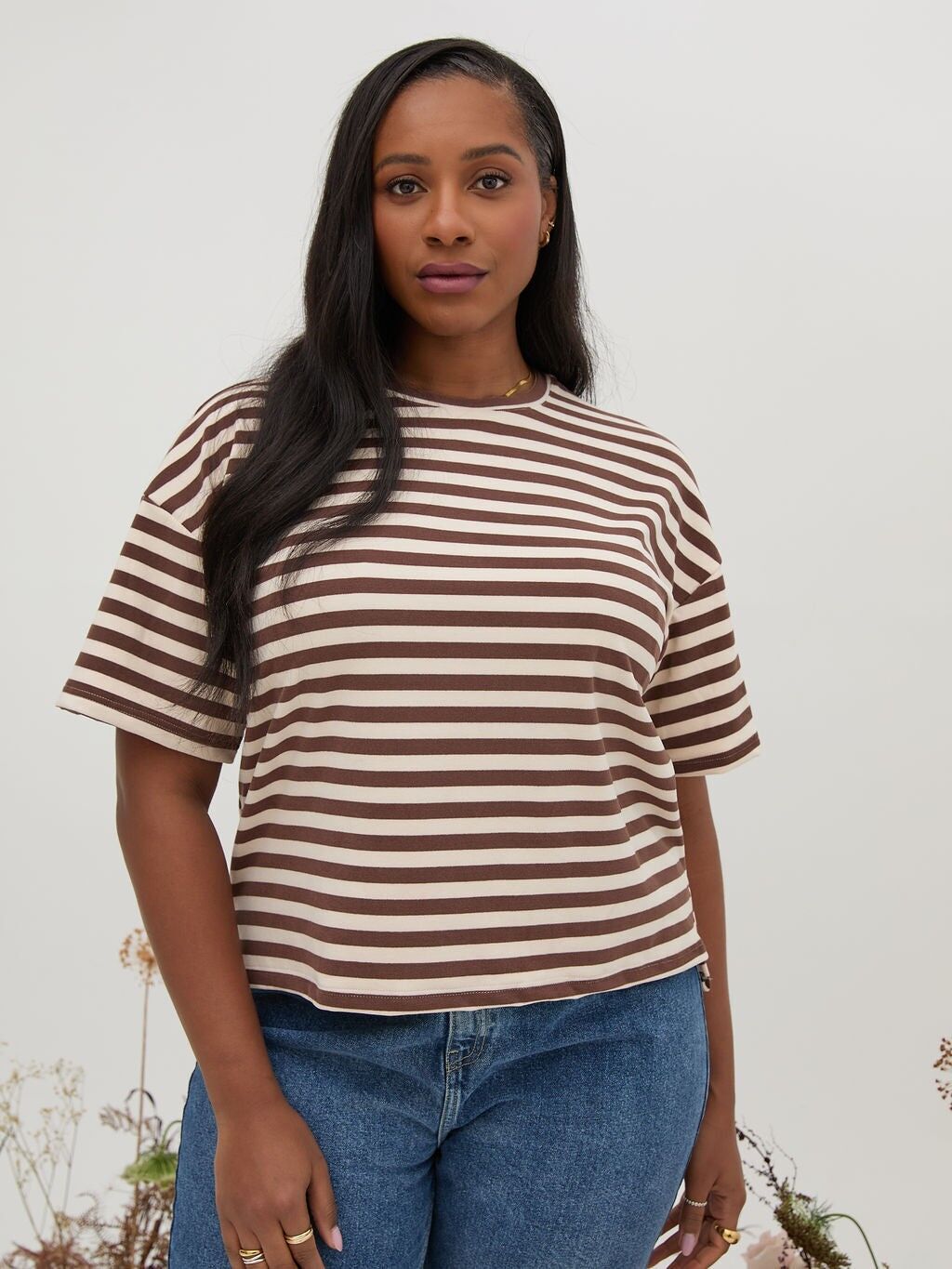 Camiseta supersuave de rayas marrones y crema de Sara